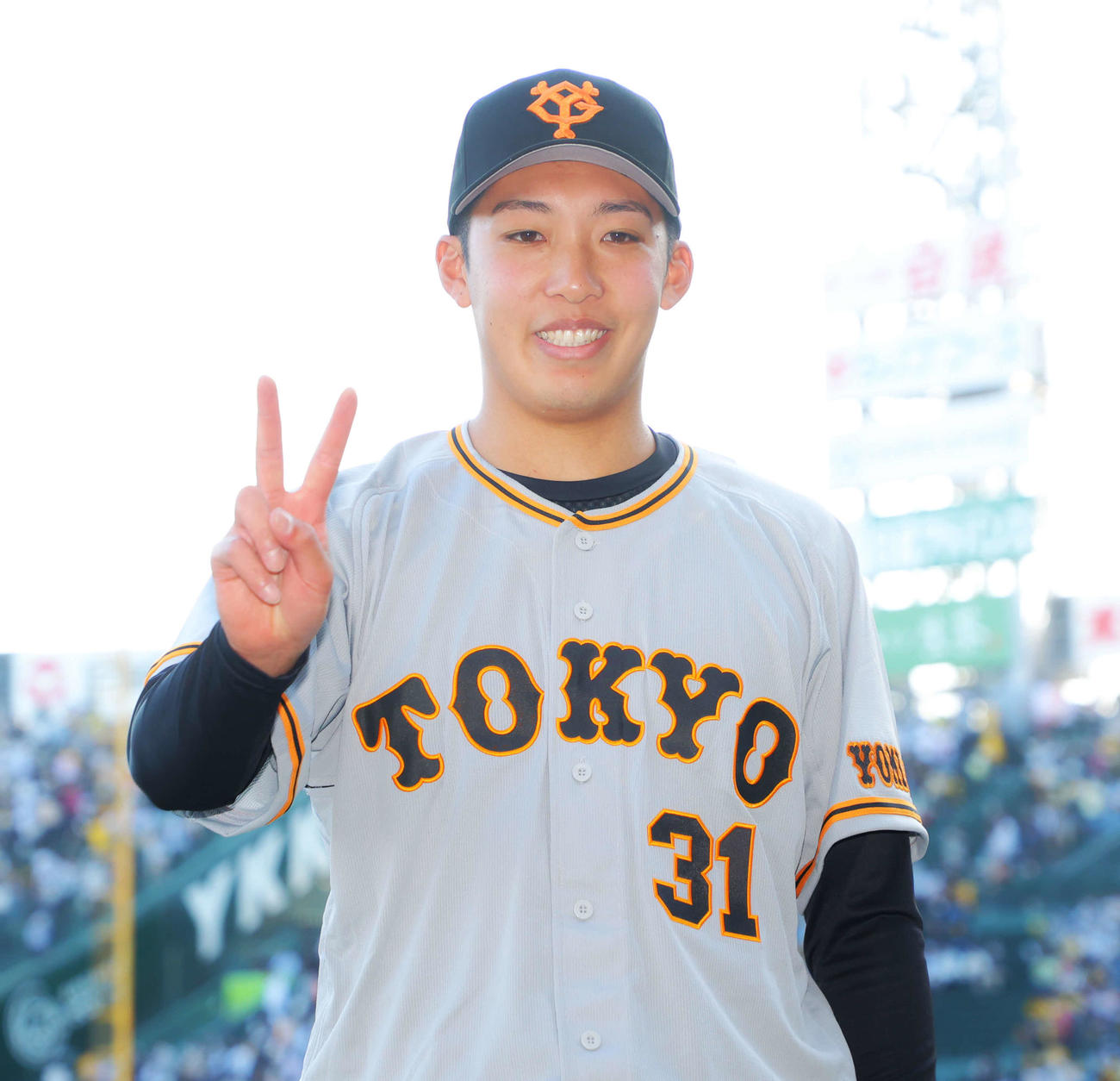 阪神対巨人　阪神に勝利し、ピースサインで写真に納まる赤星（撮影・河田真司）
