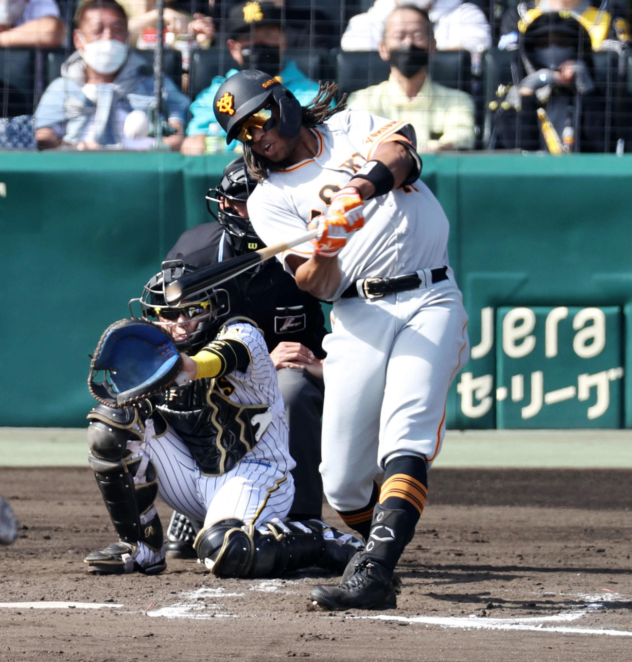 阪神対巨人　4回表巨人2死一、二塁、ウォーカーは左越え3点本塁打を放つ（撮影・加藤哉）