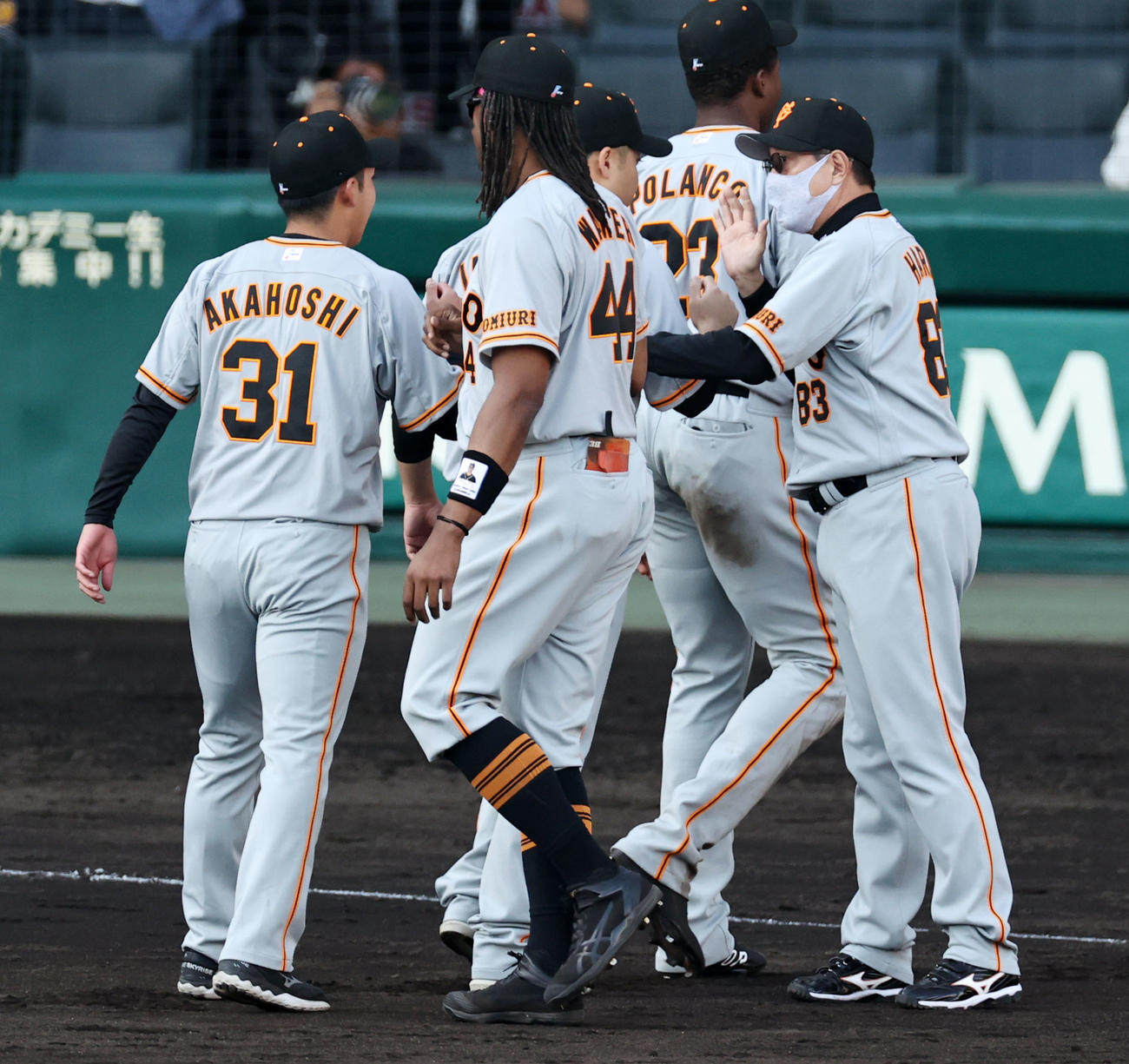 阪神対巨人　阪神に勝利し原監督は赤星（左）とタッチする（撮影・加藤哉）