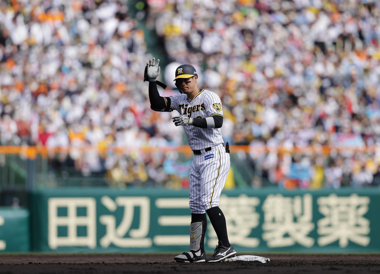 阪神対巨人　3回裏阪神2死、右翼線へ二塁打を放った佐藤輝（撮影・前田充）