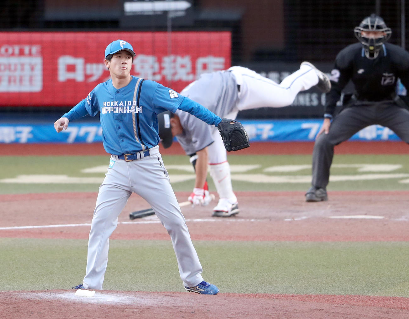 ロッテ対日本ハム　9回裏ロッテ2死満塁、安田を三振にとりガッツポーズをする日本ハム北山（撮影・佐藤翔太）
