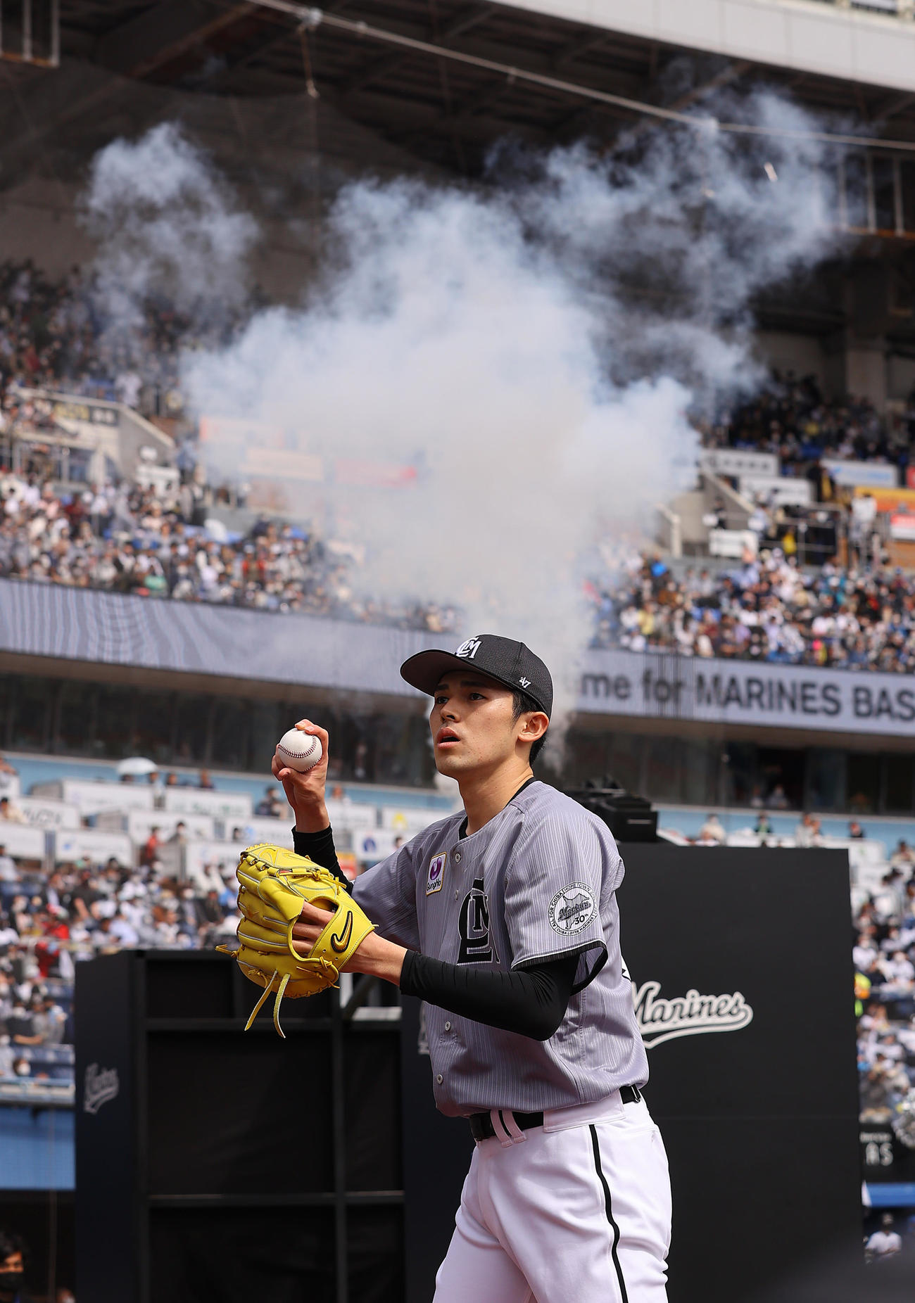 ロッテ対日本ハム　試合前に投球練習を行うロッテ佐々木朗（撮影・垰建太）