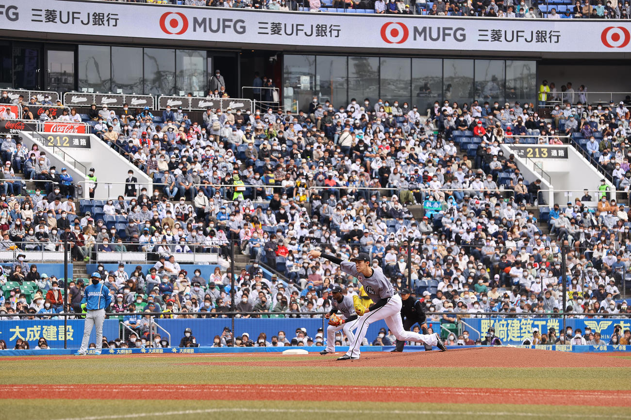 ロッテ対日本ハム　満席のファンを背に力投するロッテ佐々木朗（撮影・垰建太）
