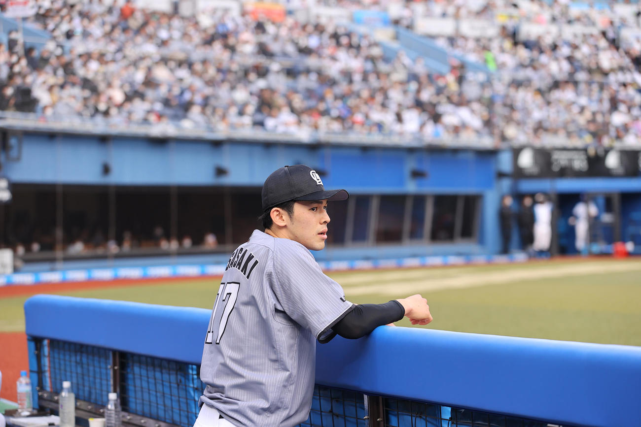 ロッテ対日本ハム　9回表、投手交代を告げられベンチから試合を見つめるロッテ佐々木朗（撮影・垰建太）