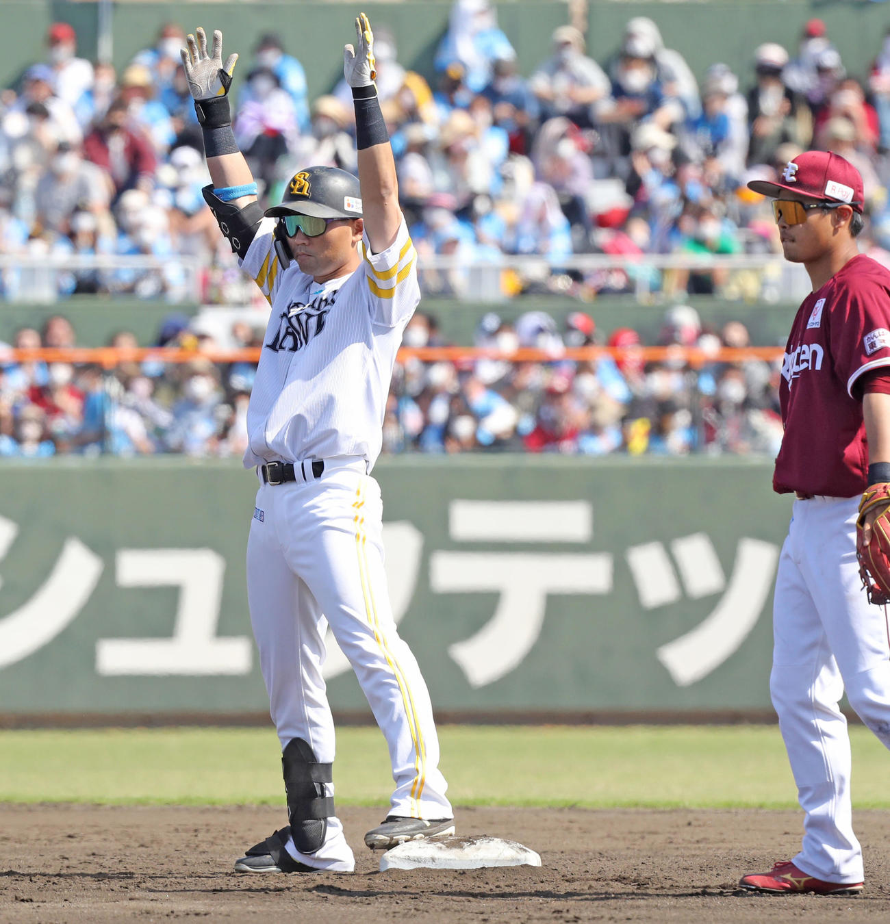 ソフトバンク対楽天　3回裏ソフトバンク1死二、三塁、中村晃は右翼線に逆転の2点適時二塁打を放ち、バンザイをする（撮影・屋方直哉）