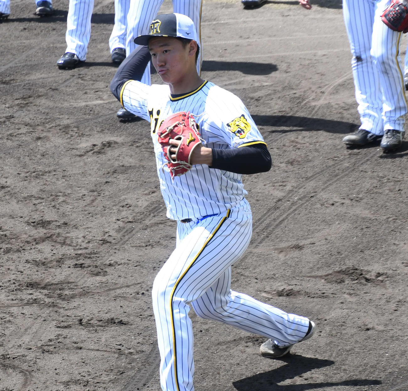 鳴尾浜球場でノックを受ける阪神森木。この日19歳の誕生日を迎えた（撮影・中野椋）
