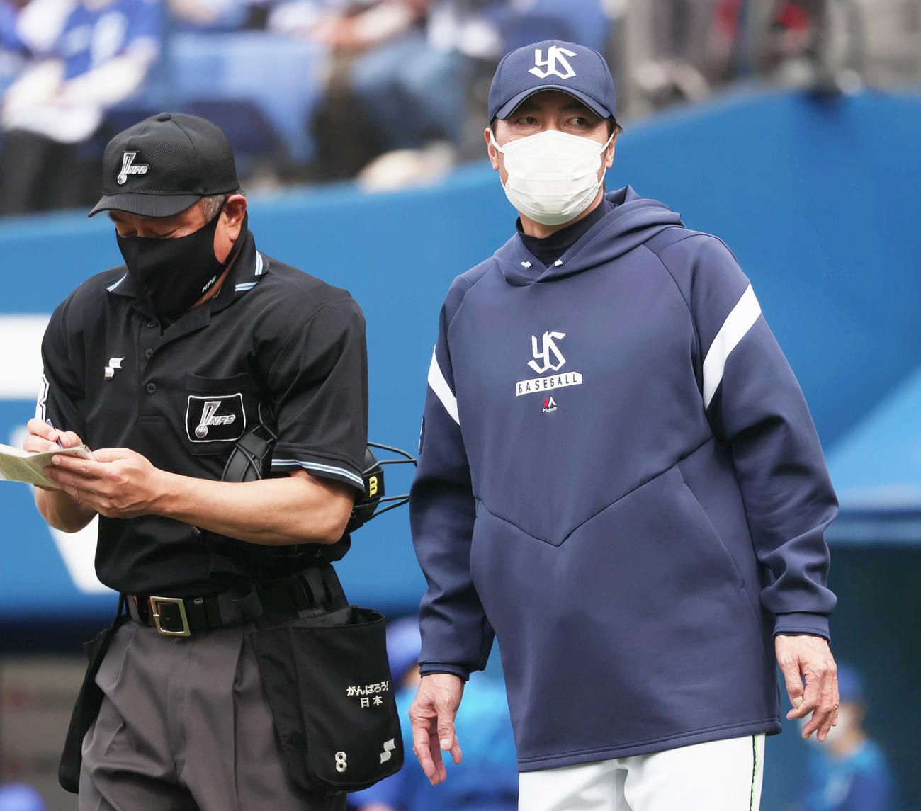 DeNA対ヤクルト　選手交代を告げるヤクルト高津監督（撮影・野上伸悟）