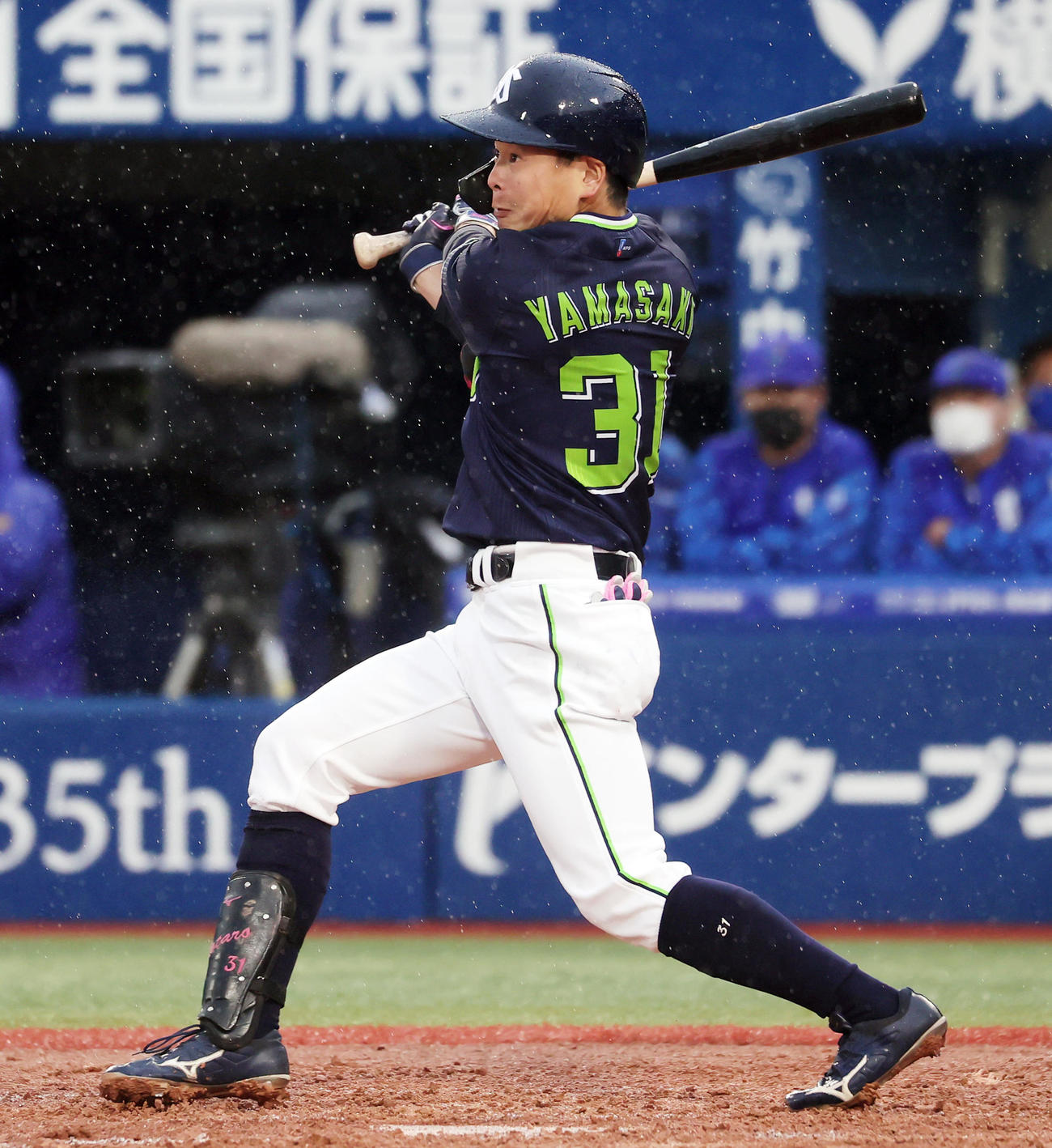 DeNA対ヤクルト　9回表ヤクルト無死満塁、左犠飛を放つ山崎（撮影・野上伸悟）