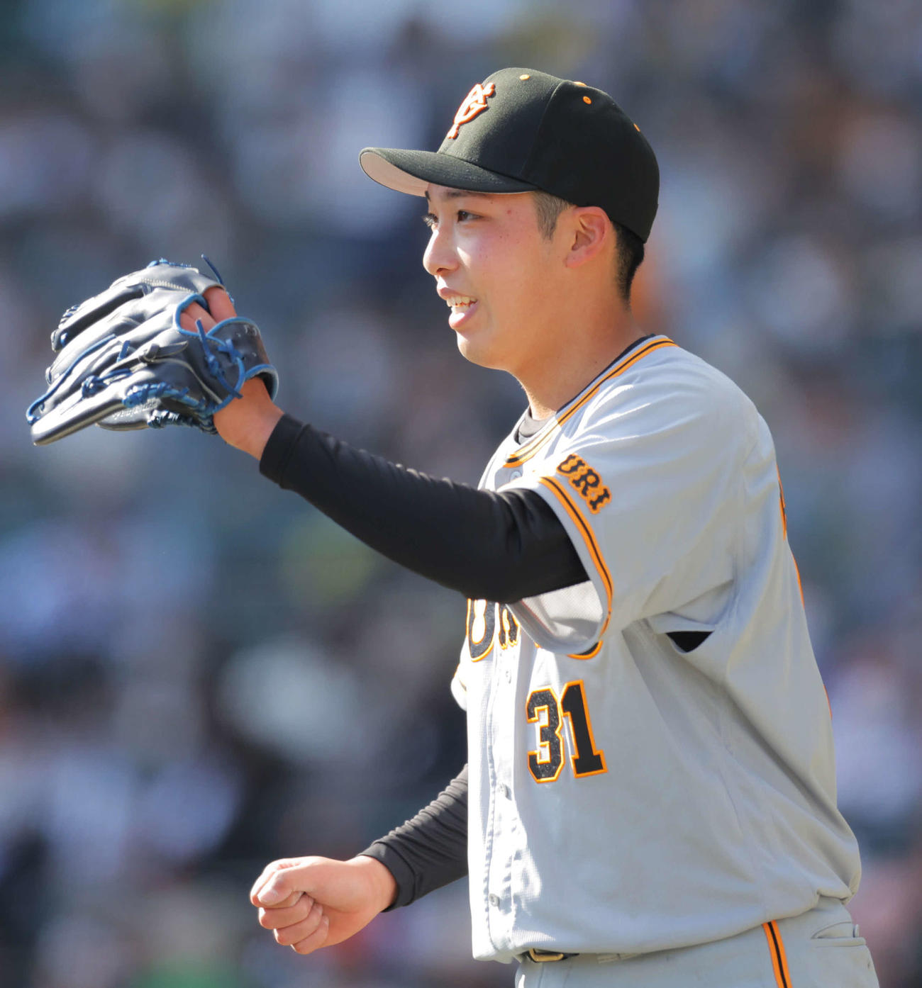 阪神対巨人　6回裏を抑え、笑顔でナインを迎える赤星（撮影・河田真司）