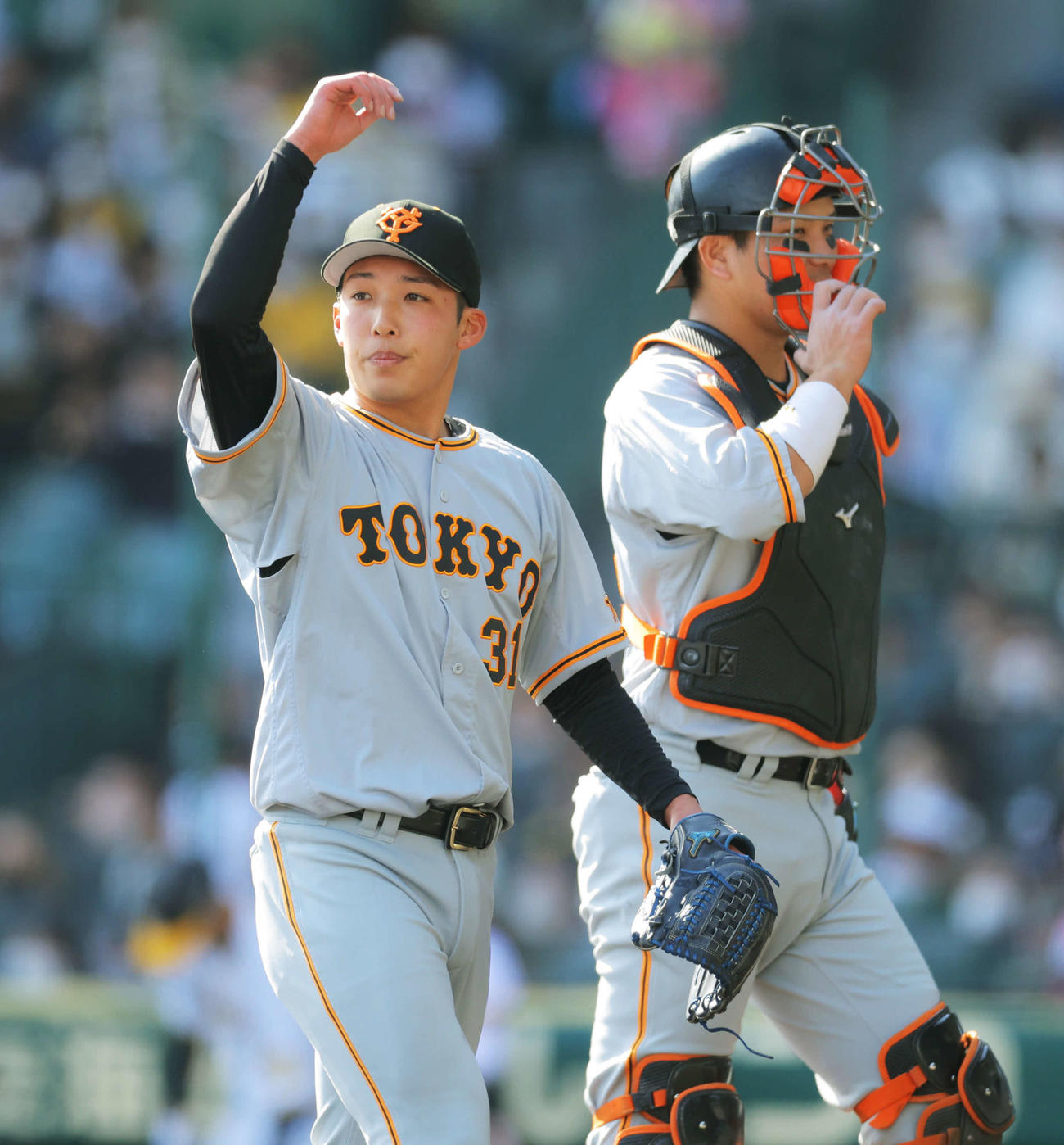 阪神対巨人　5回裏を抑える赤星（左）と大城（撮影・河田真司）