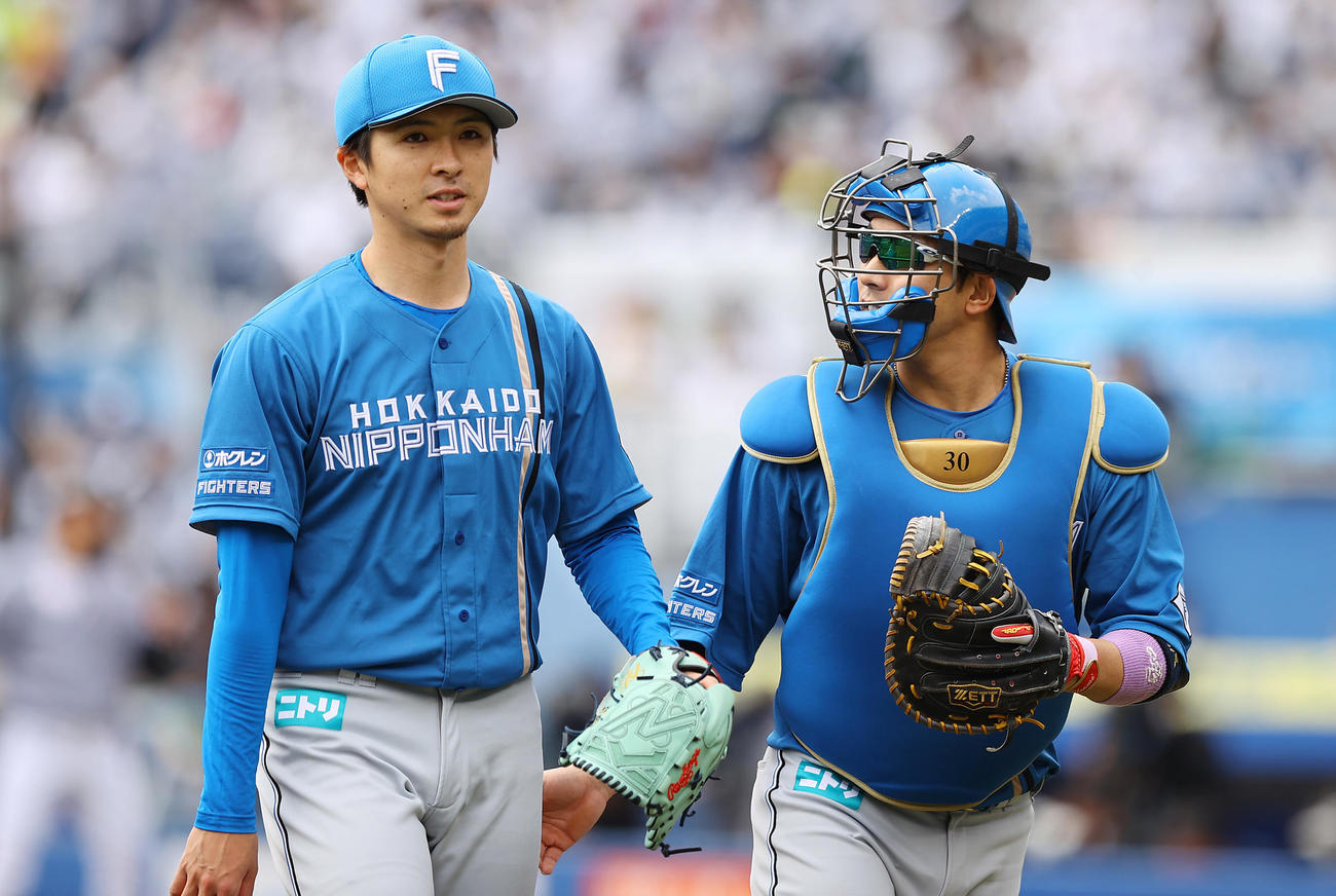 ロッテ対日本ハム　3回裏ロッテの攻撃を無失点に抑え言葉を交わす日本ハム上沢（左）と宇佐見（撮影・垰建太）