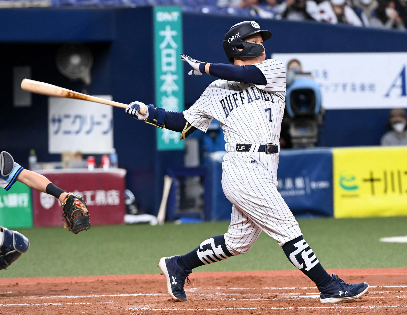 オリックス対西武　4回裏オリックス無死一塁、吉田正は右中間に本塁打を放つ（撮影・前岡正明）