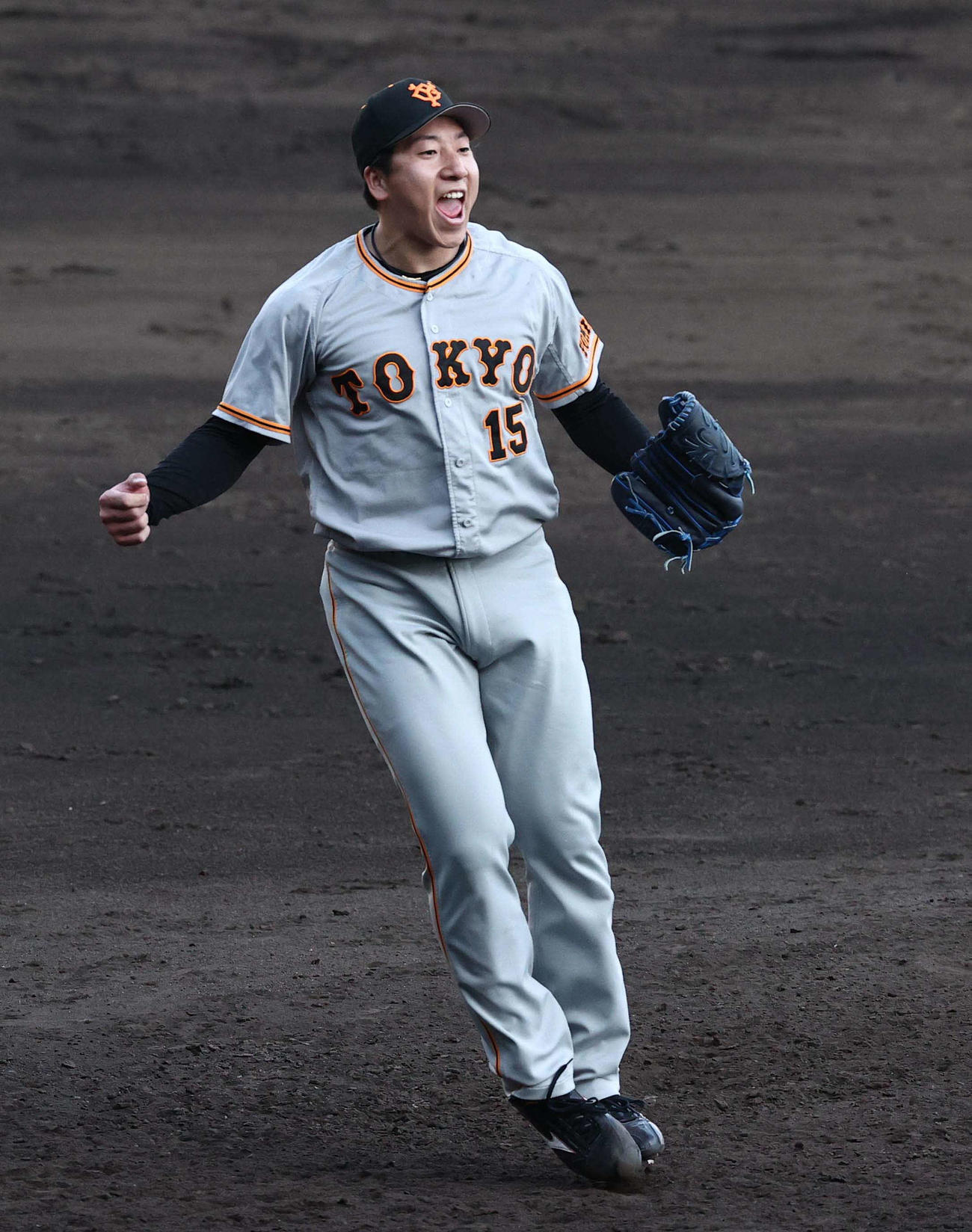 阪神対巨人　9回裏阪神2死一、二塁、中野から三振を奪い雄たけびをあげる大勢（撮影・上田博志）