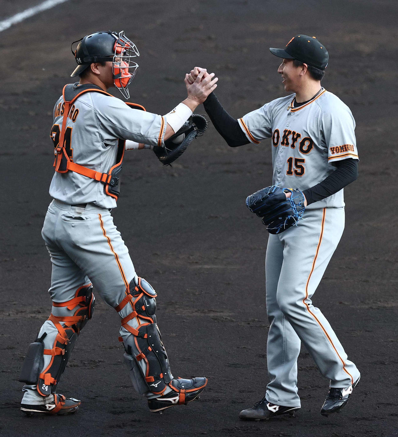 阪神対巨人　9セーブをあげ大城（左）とハイタッチする大勢（撮影・上田博志）