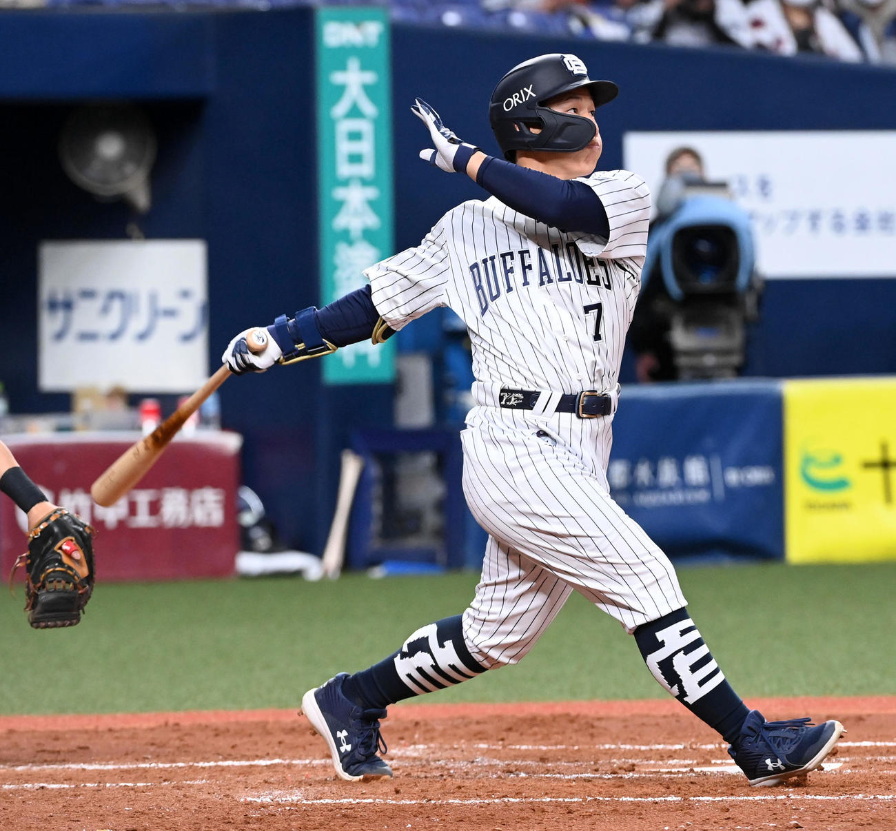 オリックス対西武　4回裏オリックス無死一塁、吉田正は右中間に同点本塁打を放つ（撮影・前岡正明）