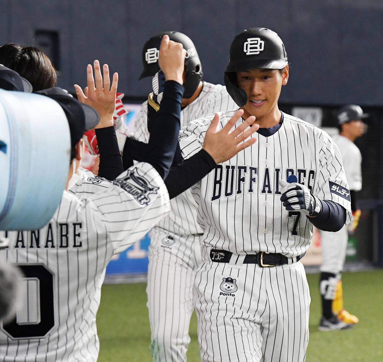 オリックス対西武　4回裏オリックス無死一塁、吉田正（右）は右中間に同点本塁打を放ちナインの祝福に笑顔を見せる（撮影・前岡正明）