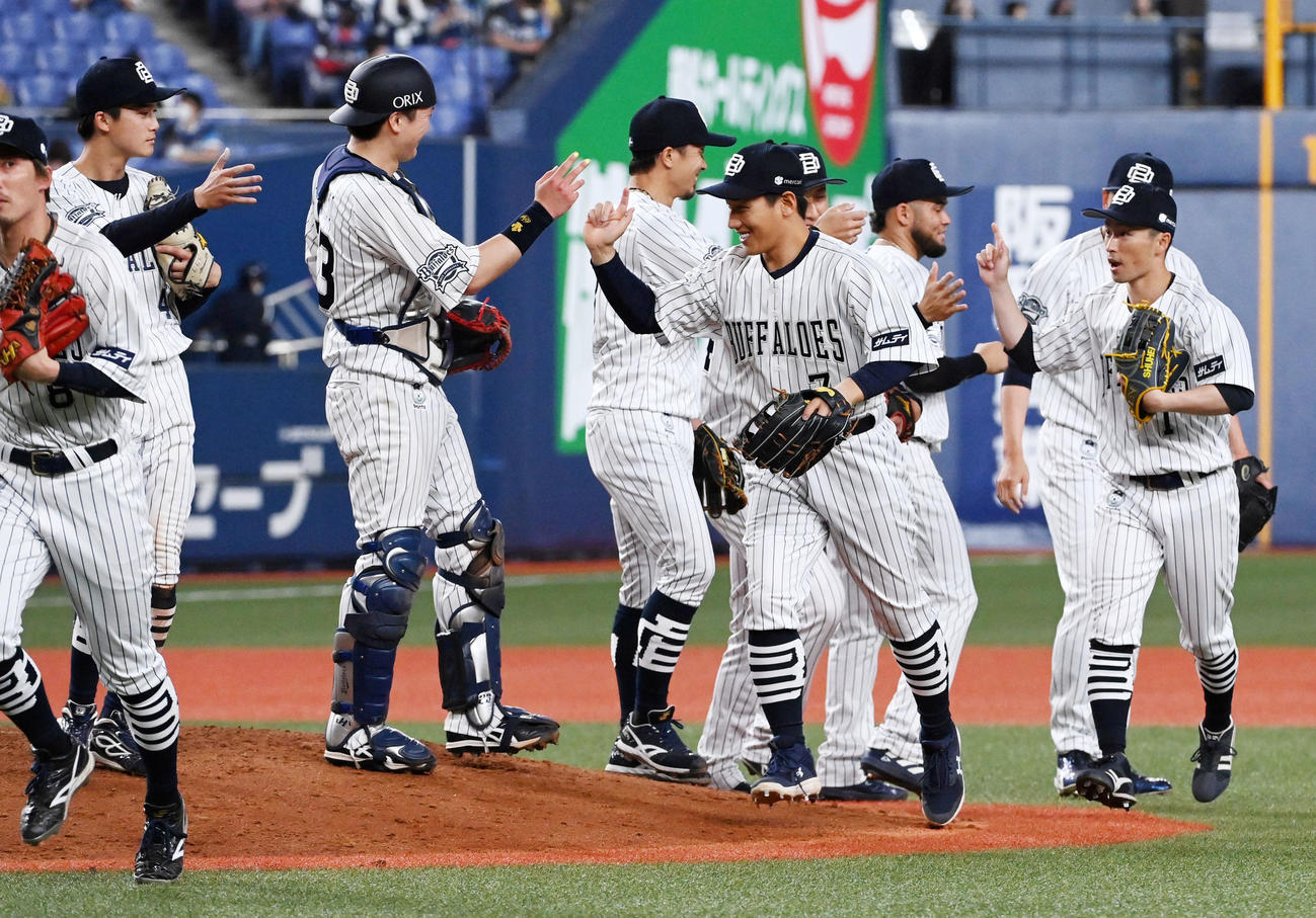 オリックス対西武　西武に勝利し、喜ぶオリックスナイン（撮影・前岡正明）