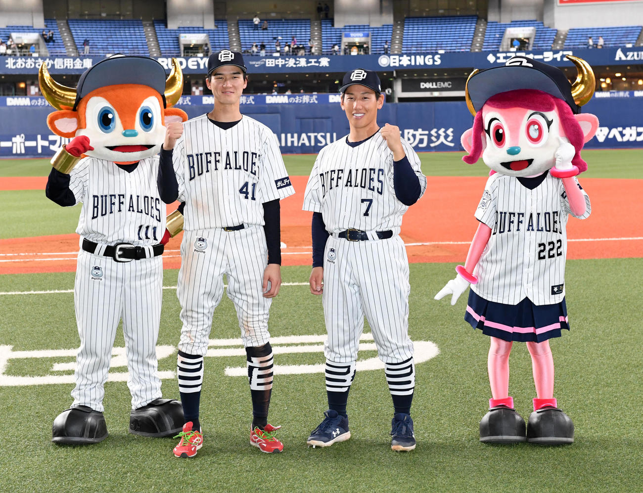 オリックス対西武　ヒーローの佐野皓（左）と吉田正は笑顔でガッツポーズ（撮影・前岡正明）