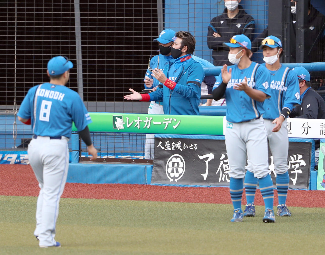 ロッテ対日本ハム　ロッテ佐々木朗の交代に驚いた様子の日本ハム新庄監督（中央）（撮影・佐藤翔太）