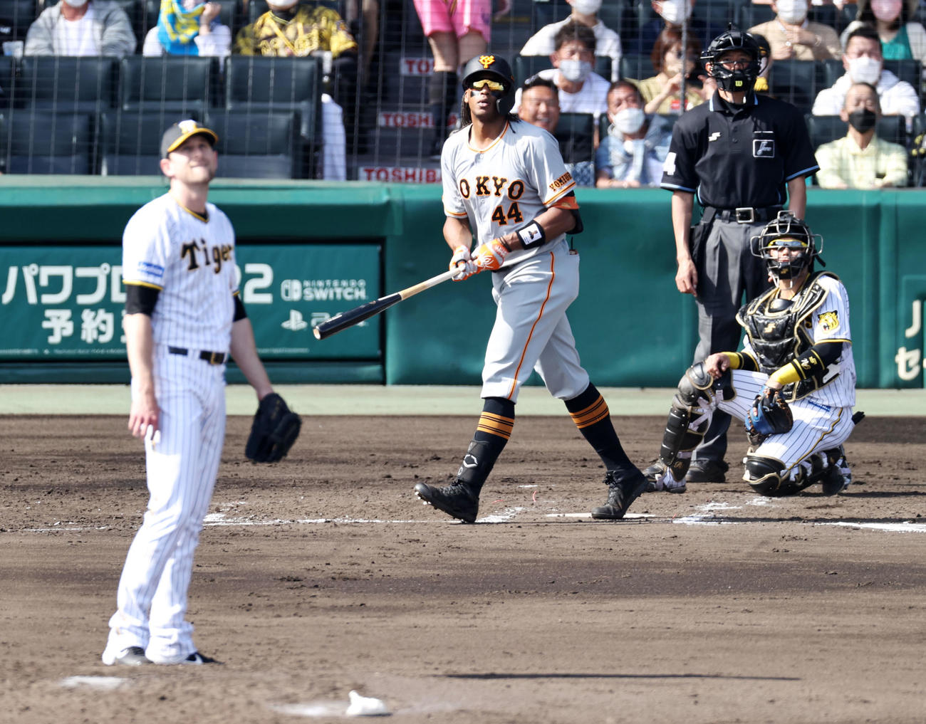 阪神対巨人　4回表巨人2死一、二塁、ウォーカーは左越え3点本塁打を放つ。投手はガンケル（撮影・加藤哉）