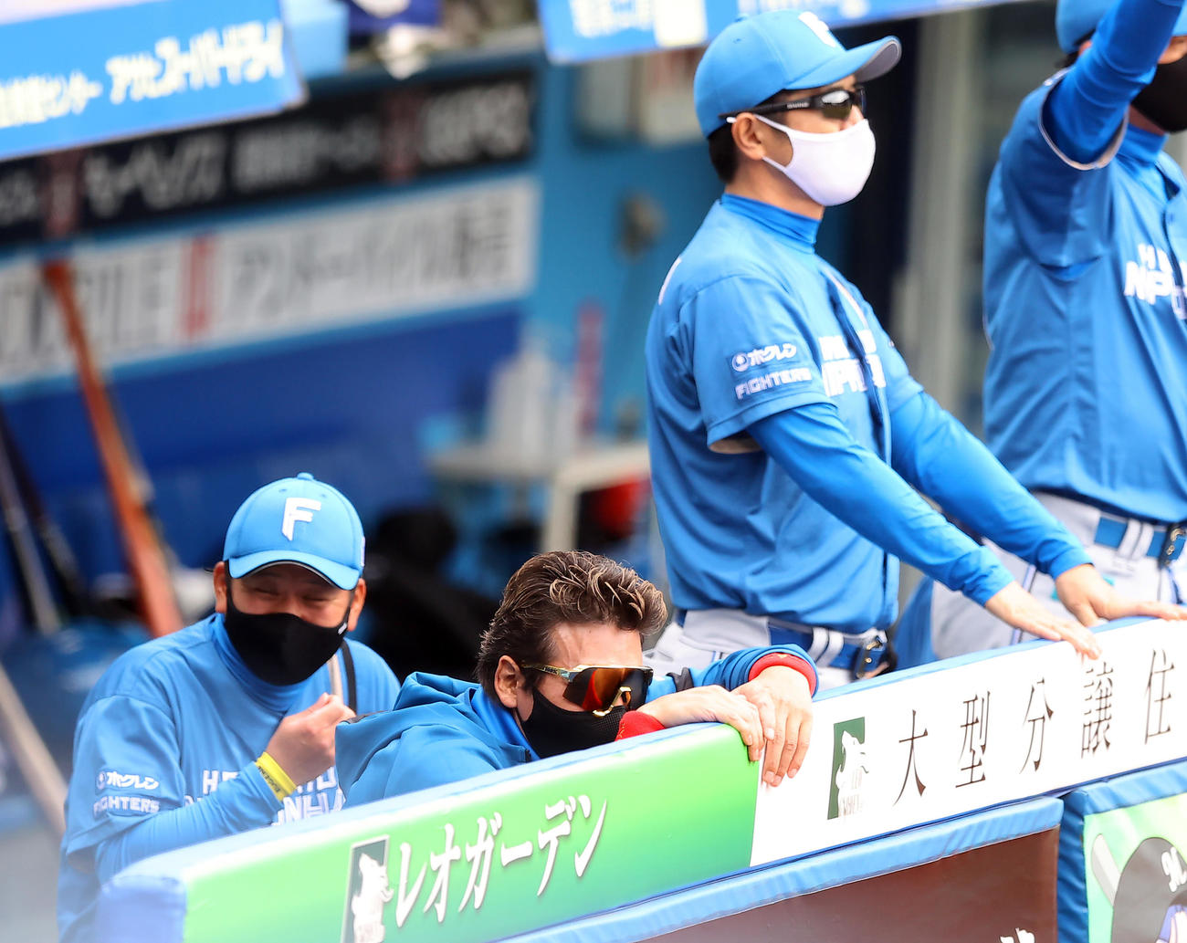 ロッテ対日本ハム　2回表の攻撃を終えヒットが出ずベンチにもたれかかり悔しがる日本ハム新庄監督（中央）（撮影・垰建太）