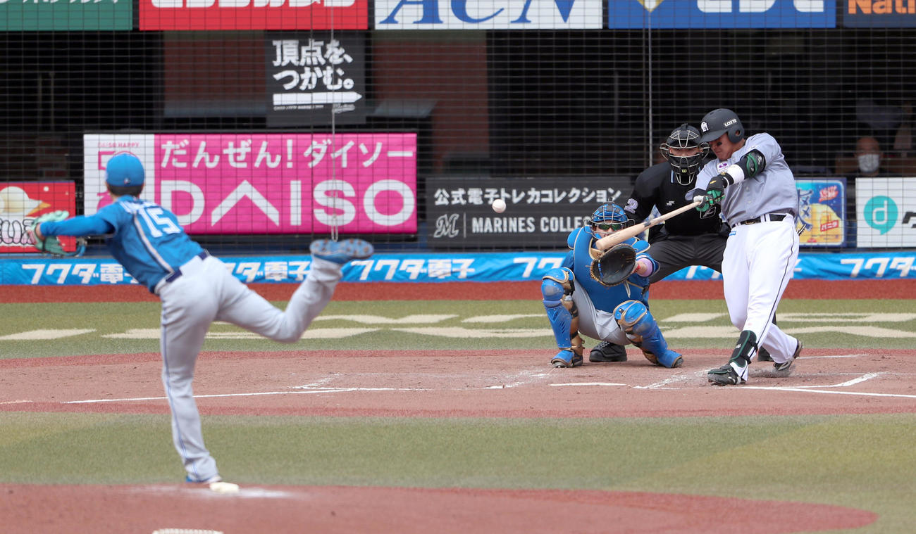 3回裏ロッテ無死、松川は中前打を放つ。投手は上沢（撮影・佐藤翔太）