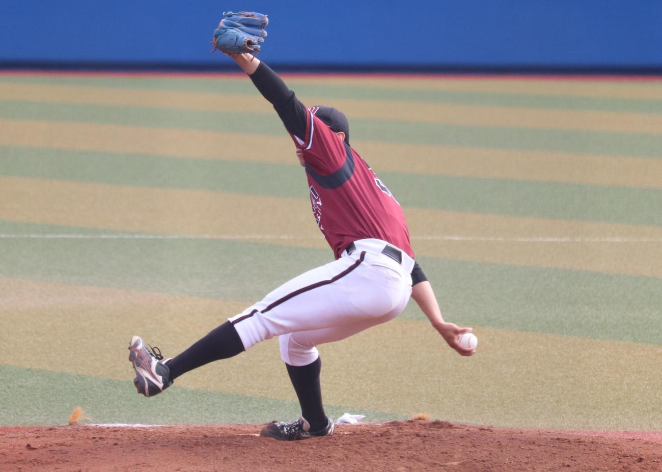 明星大対大東大　明星大・谷井一郎投手は、特徴的なフォームから最速159キロを投じる（撮影・阿部泰斉）