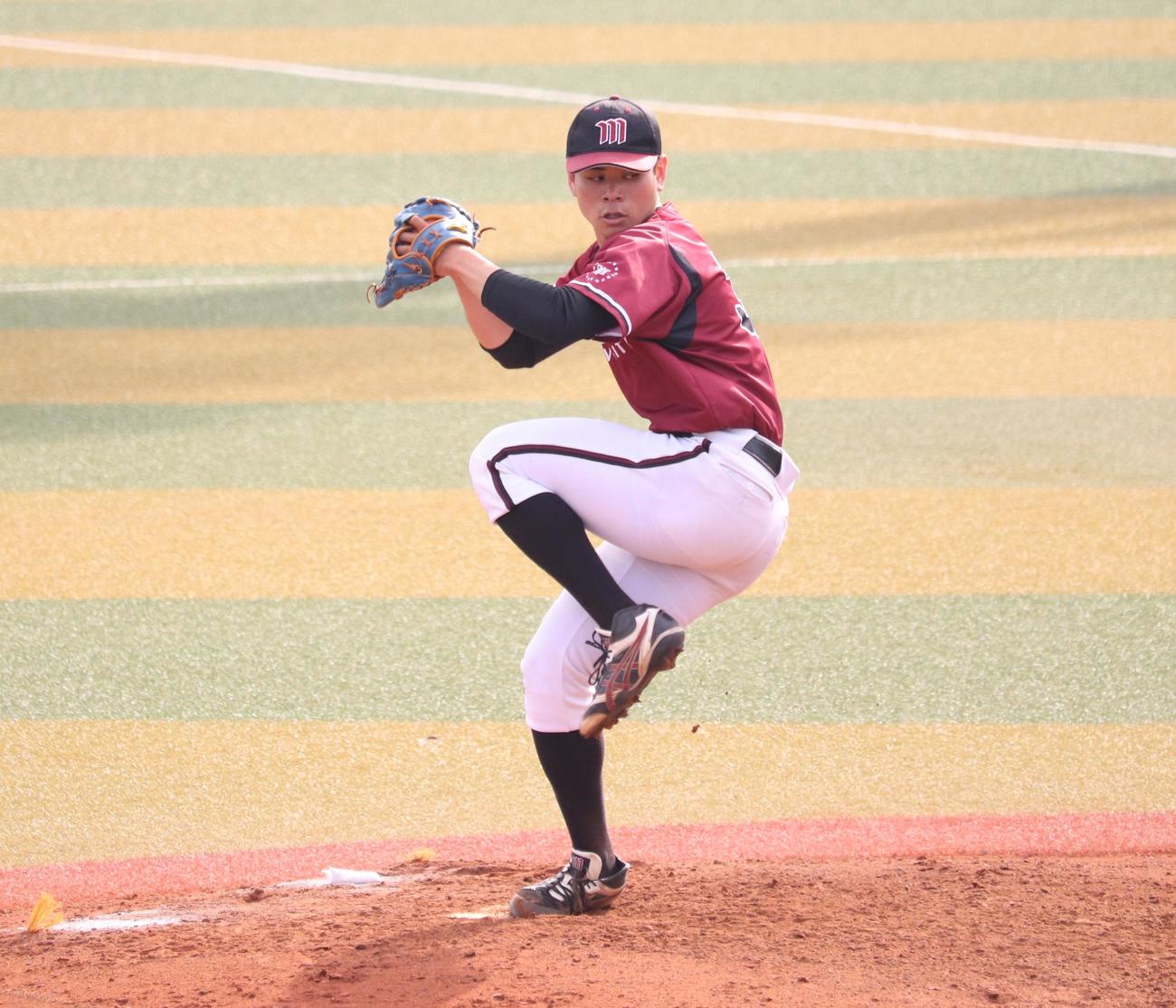 明星大対大東大　明星大・谷井一郎投手は、特徴的なフォームから最速159キロを投じる（撮影・阿部泰斉）