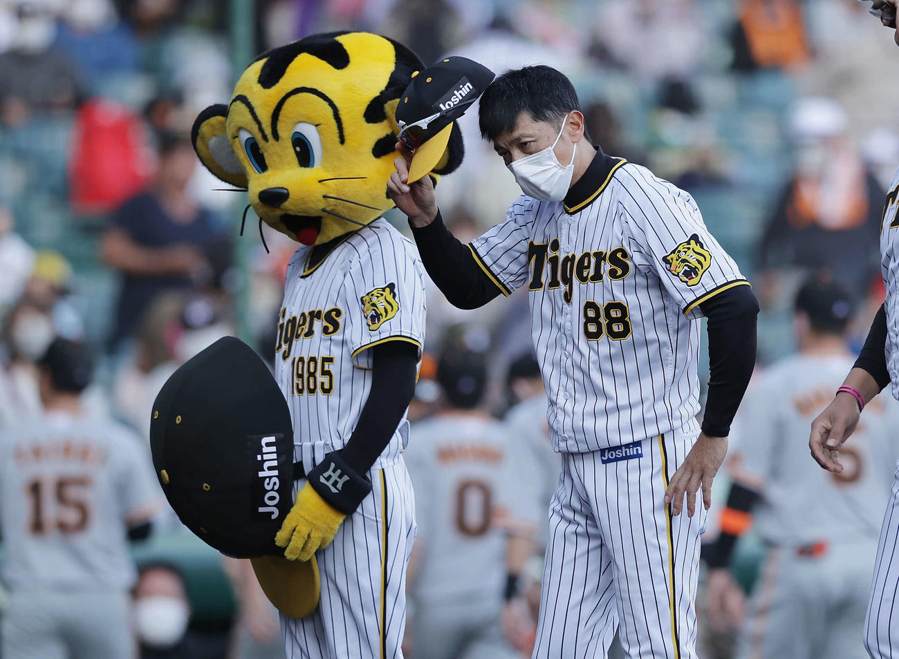 阪神対巨人　巨人に敗れ、厳しい表情でスタンドのファンにあいさつする阪神矢野監督（撮影・前田充）