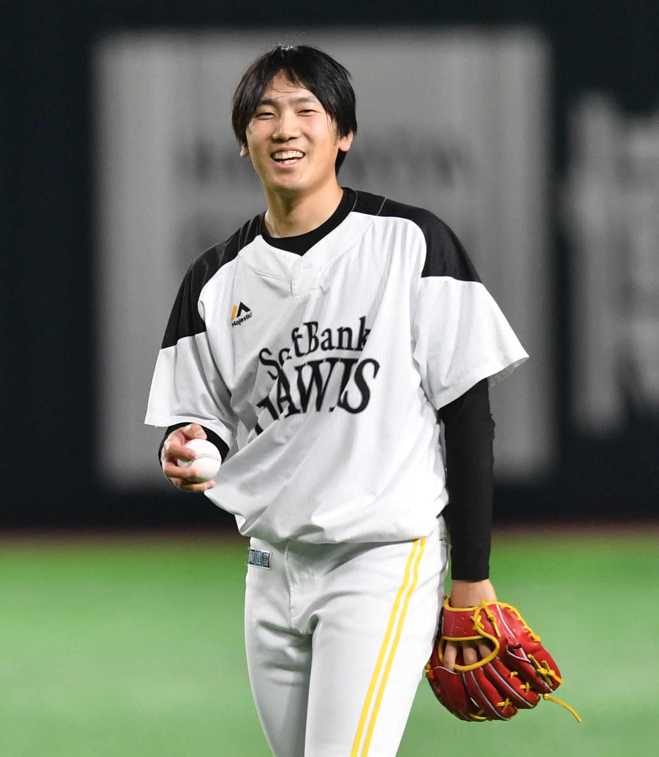キャッチボール中に笑顔を見せる石川（撮影・岩下翔太）
