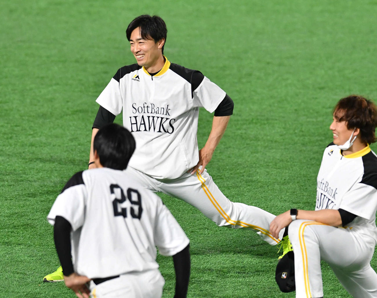 談笑しながらストレッチをする和田（撮影・岩下翔太）