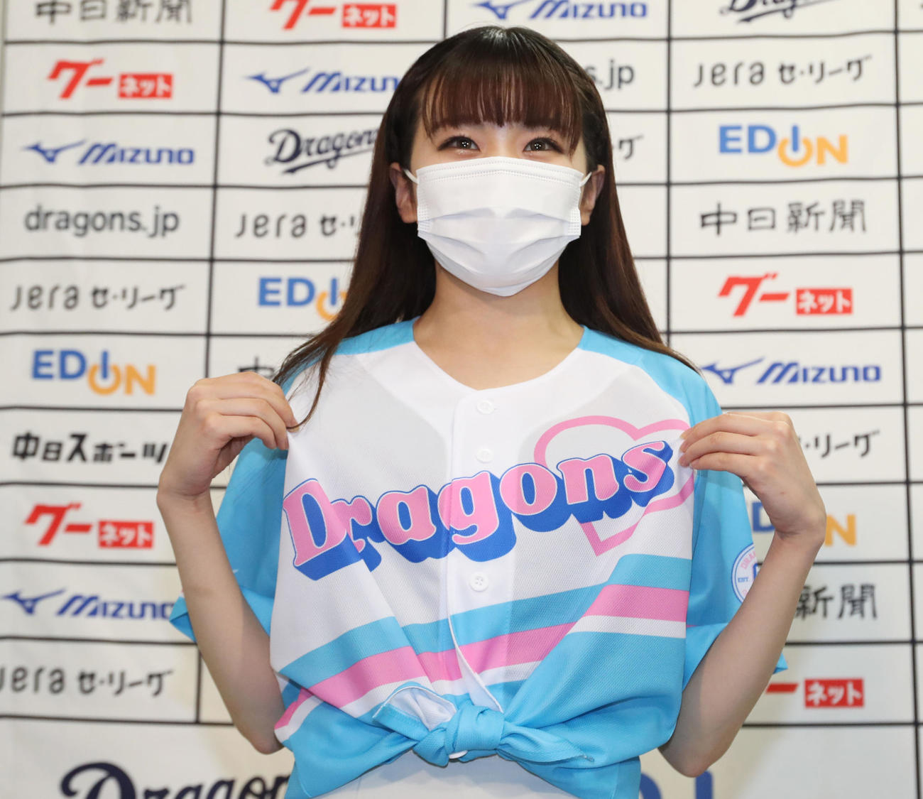 ドラ恋ユニホームのお気に入り部分を説明するチアドラゴンズ2022のMIZUKI
