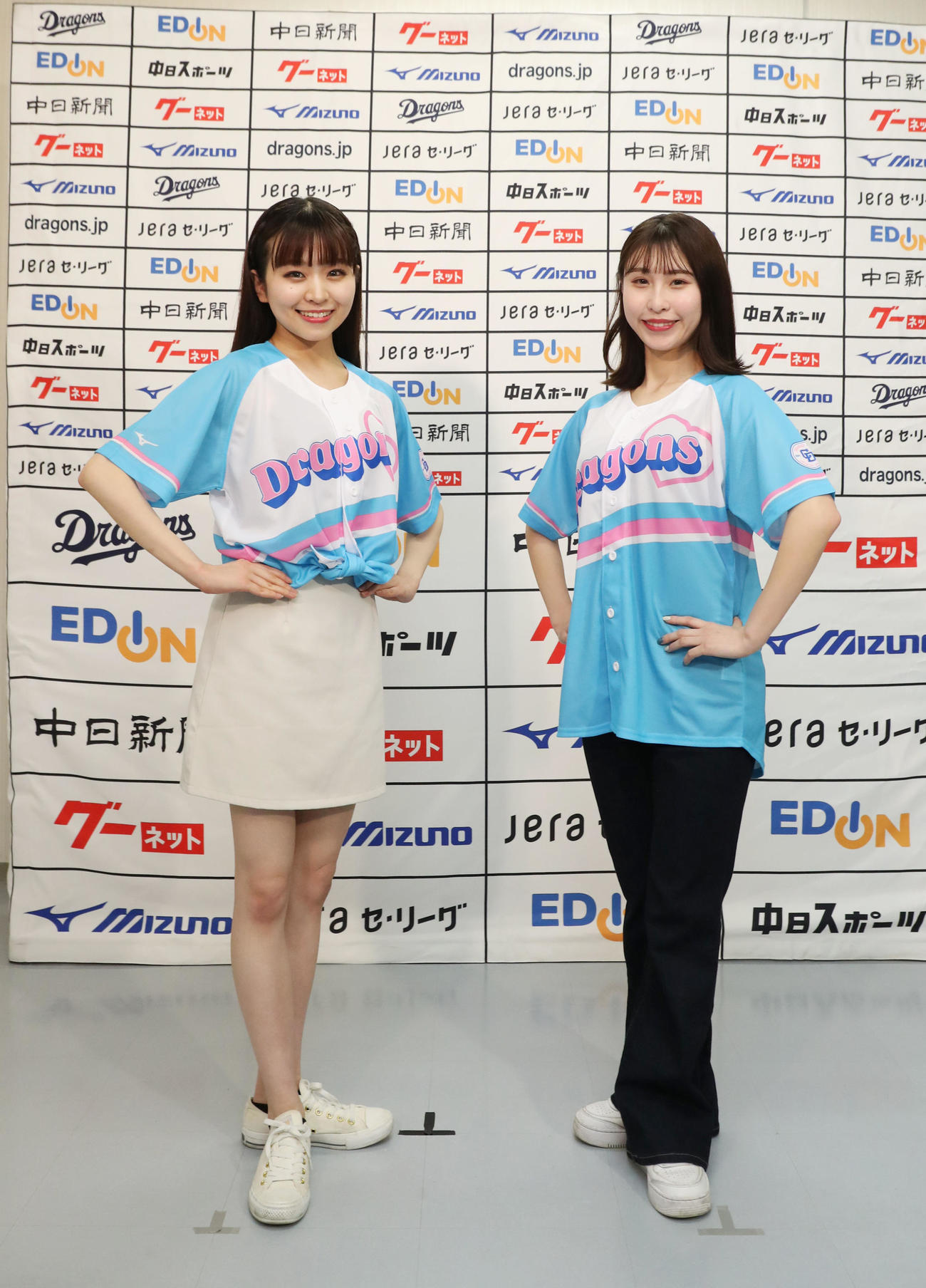 ドラ恋ユニホームを披露するチアドラゴンズ2022メンバーのMIZUKI（左）とAI