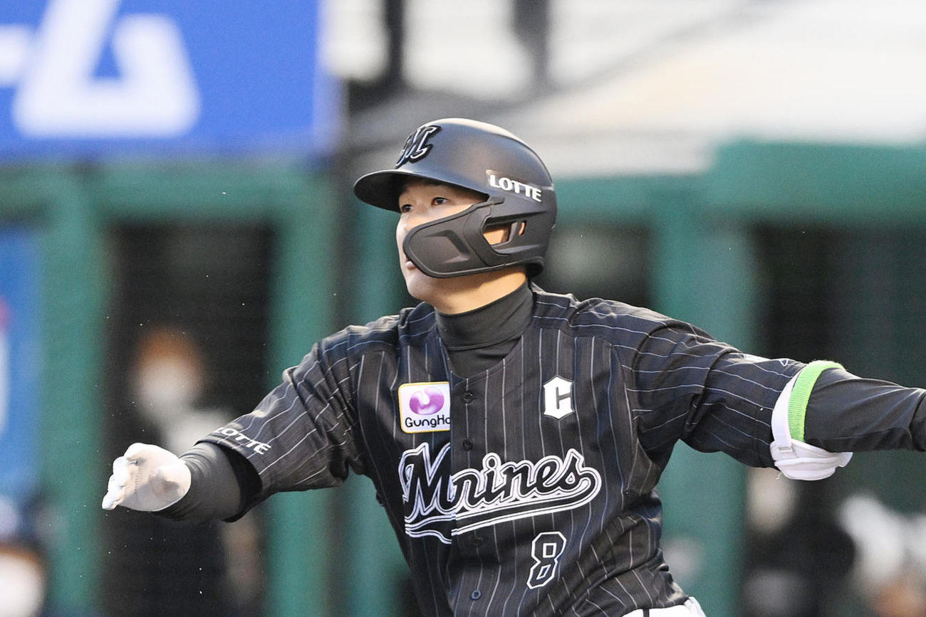 ロッテ中村奨吾（22年3月撮影）