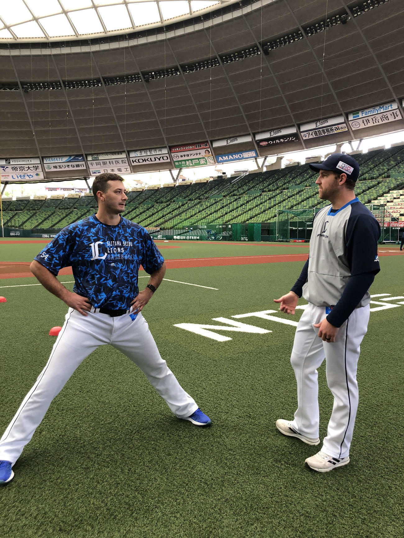 西武エンス（右）と話をするスミス（球団提供）