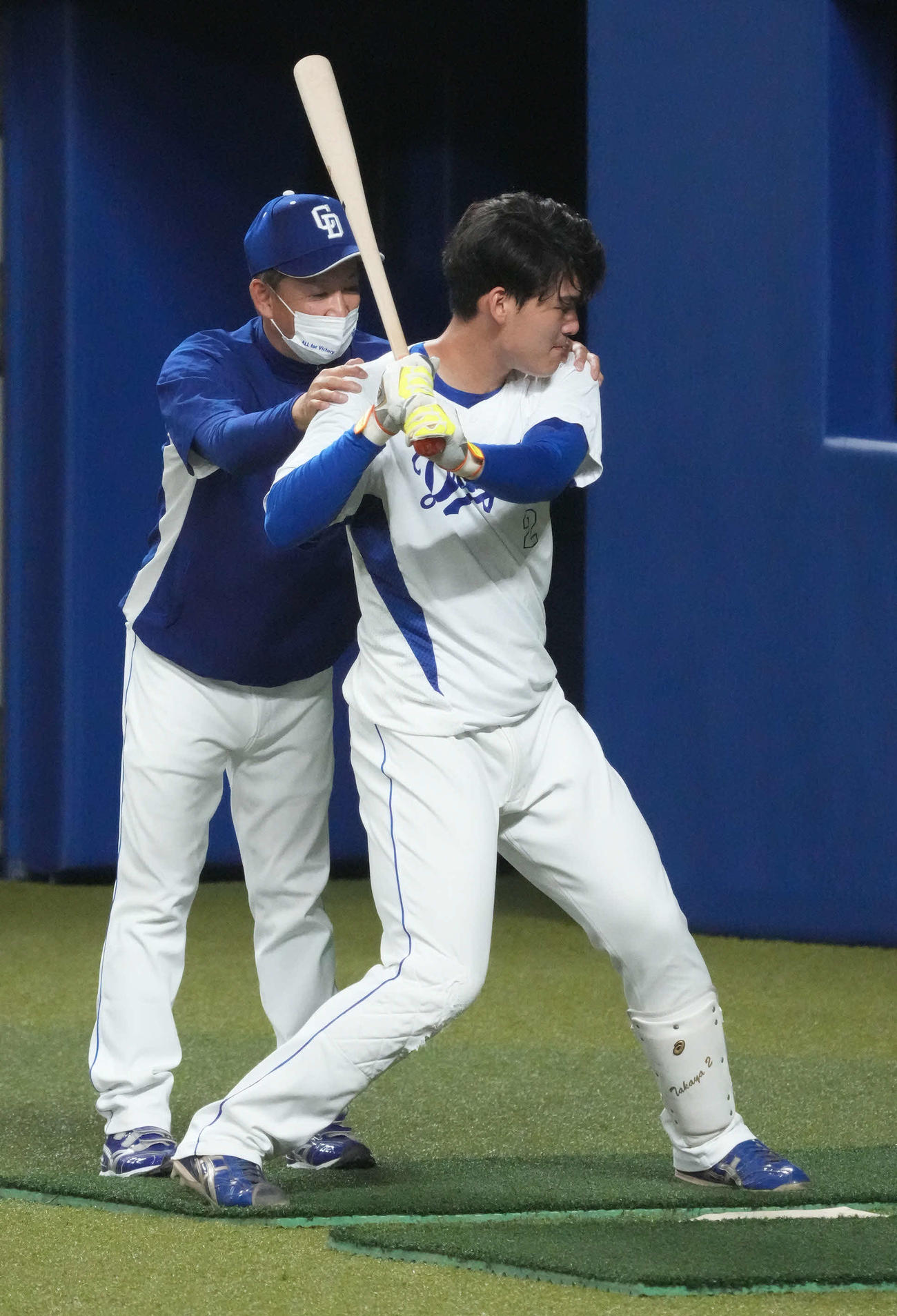立浪監督（奥）からアドバイスを受ける石川昂（撮影・森本幸一）