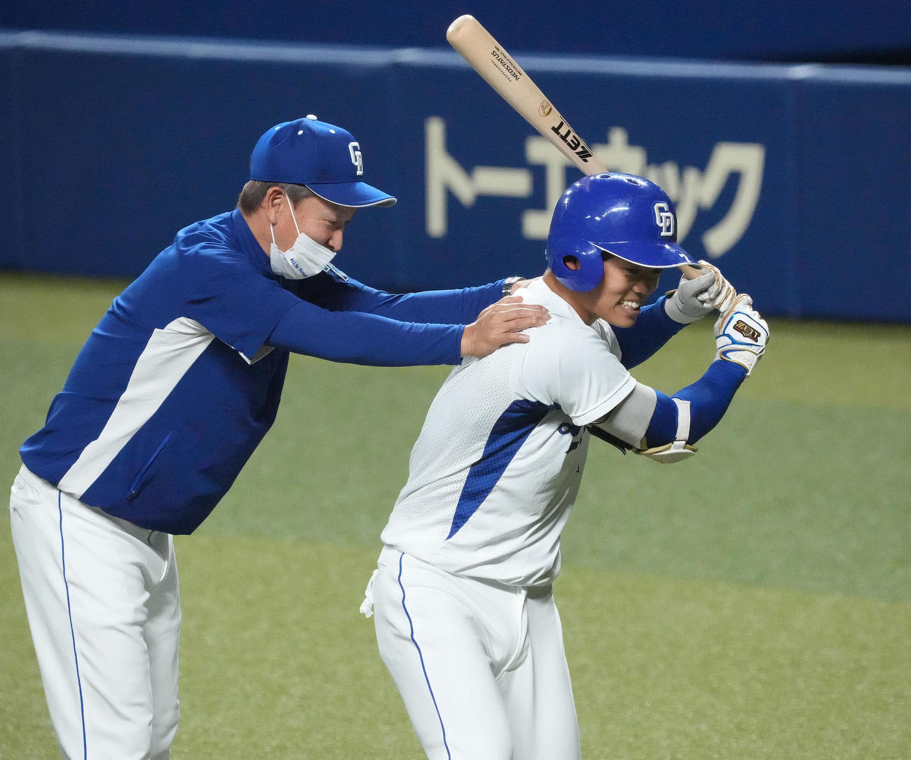 中日練習　立浪監督（左）からアドバイスを受ける根尾（右）（撮影・森本幸一）