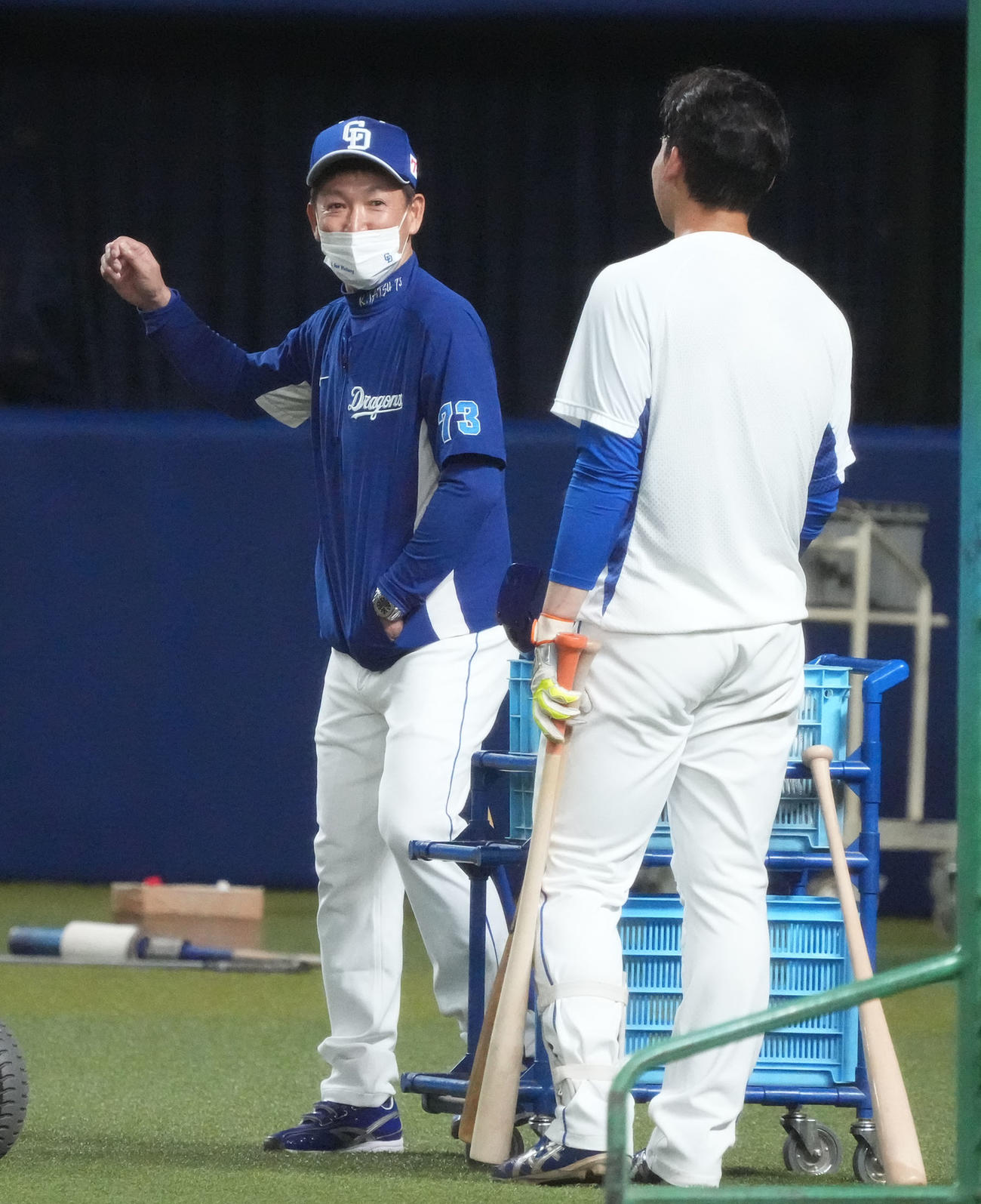 中日練習　石川昂（右）へアドバイスをする立浪監督（左）（撮影・森本幸一）