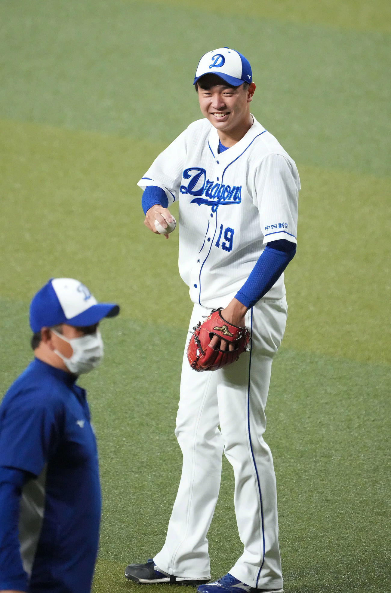 落合ヘッド兼投手コーチと談笑する高橋宏（右）（撮影・森本幸一）