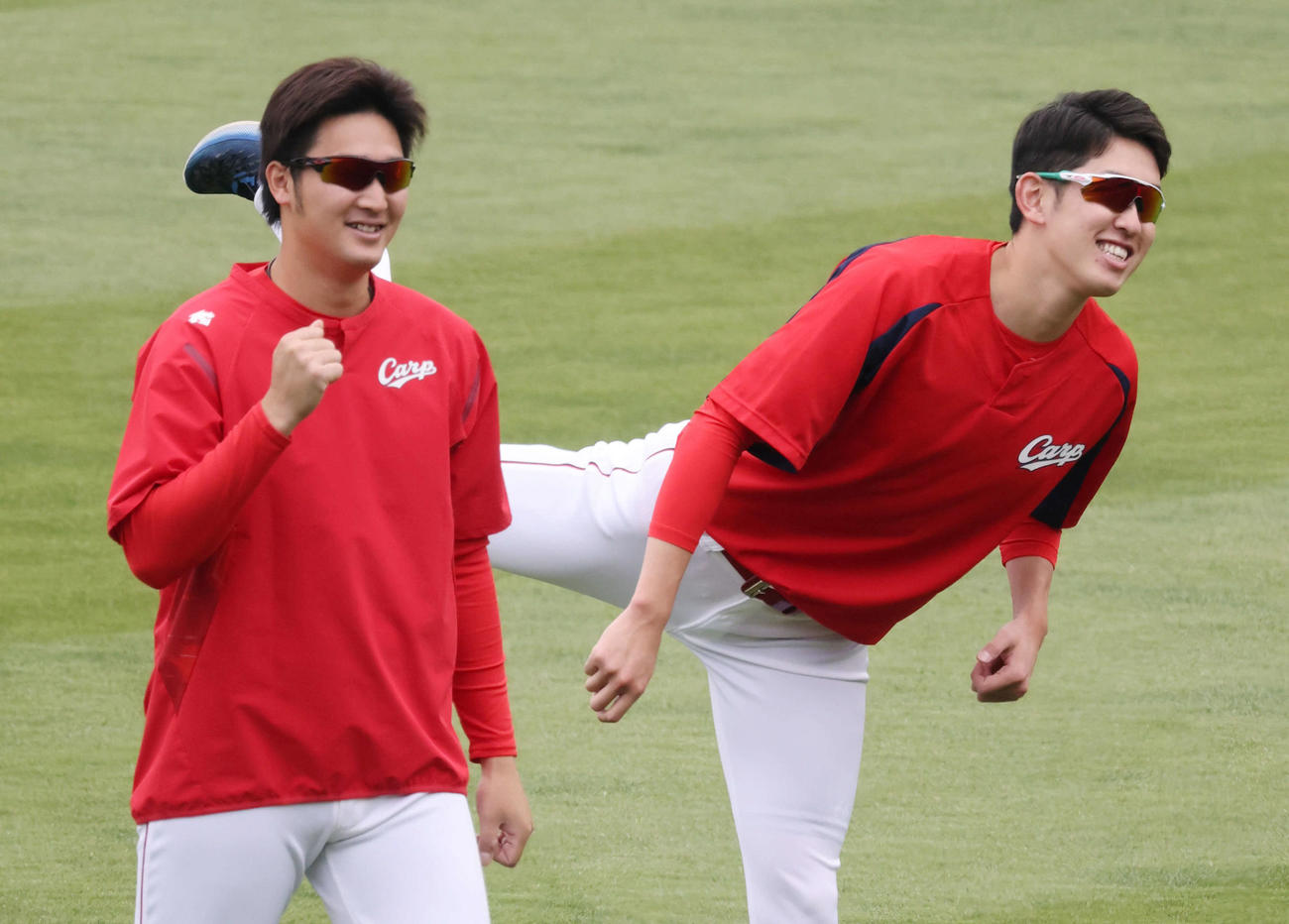 投手指名練習　広島遠藤（右）と床田（撮影・加藤孝規）