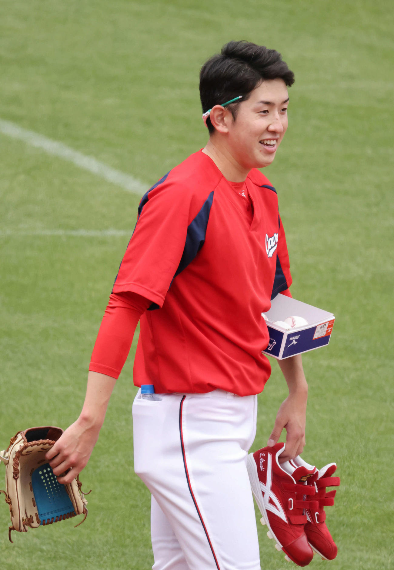 投手指名練習を終え、笑顔で引き揚げる広島遠藤（撮影・加藤孝規）