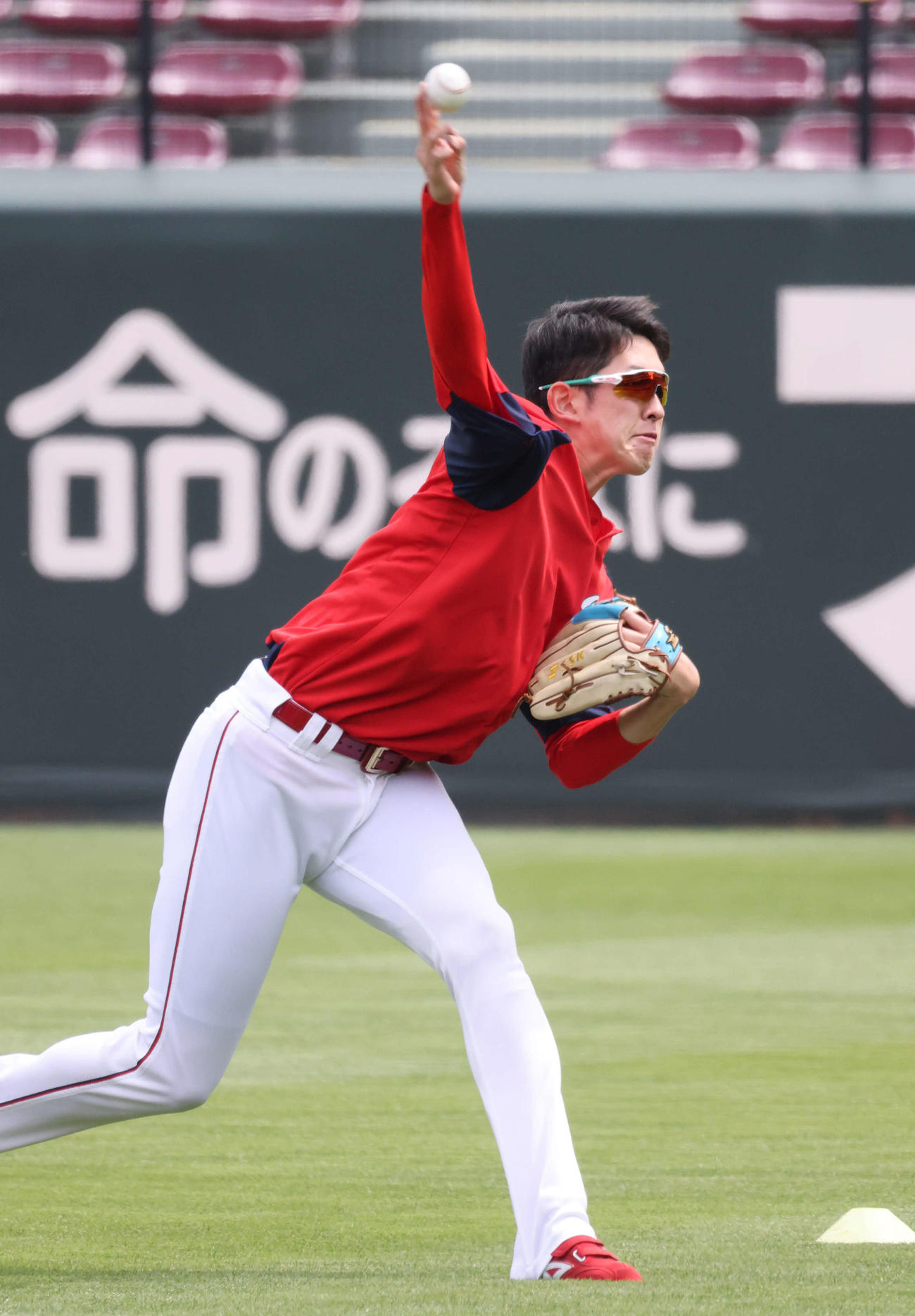 投手指名練習でキャッチボールをする広島遠藤（撮影・加藤孝規）