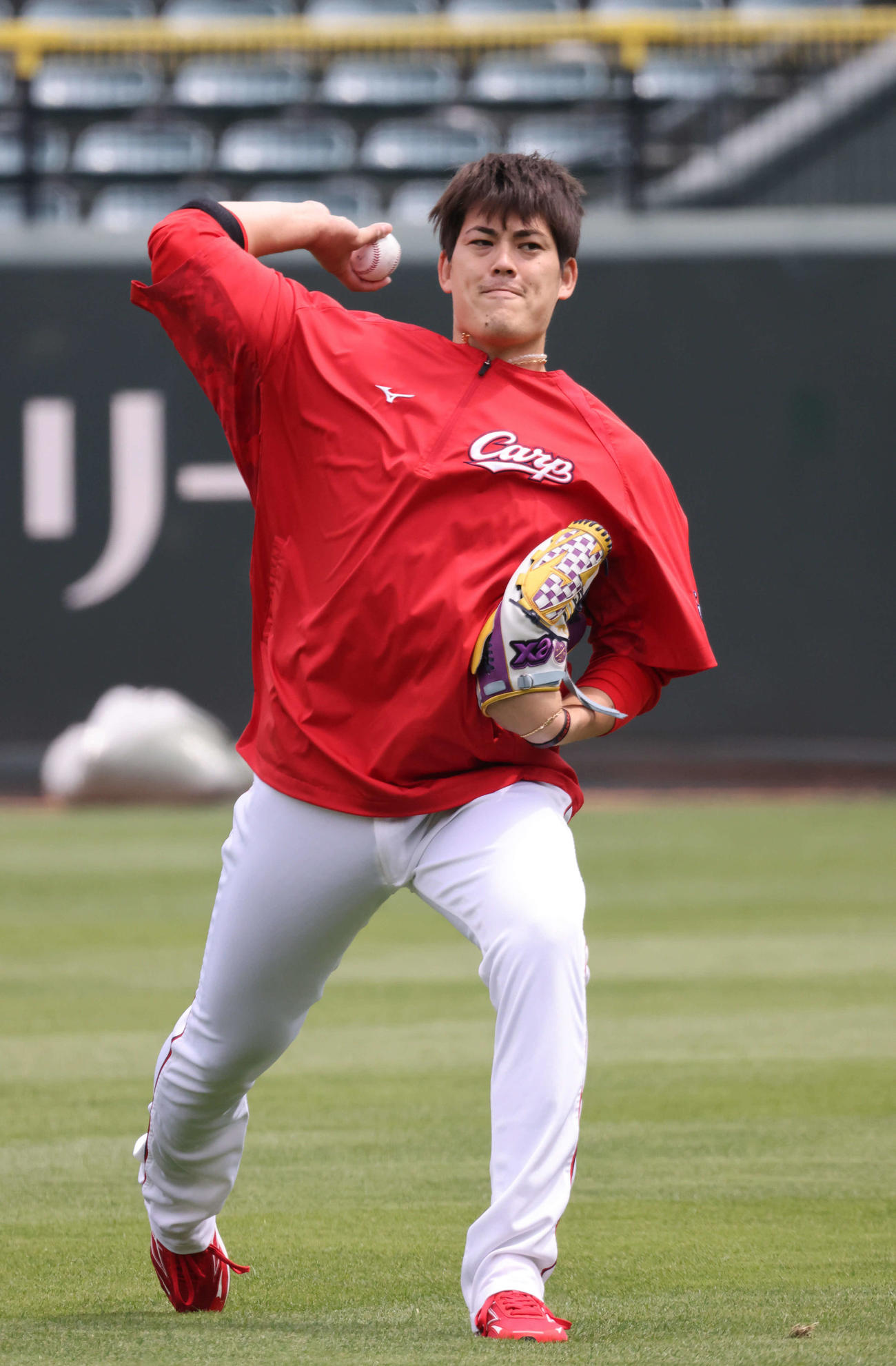 投手指名練習で、コーチを相手に投げ込む広島九里（撮影・加藤孝規）