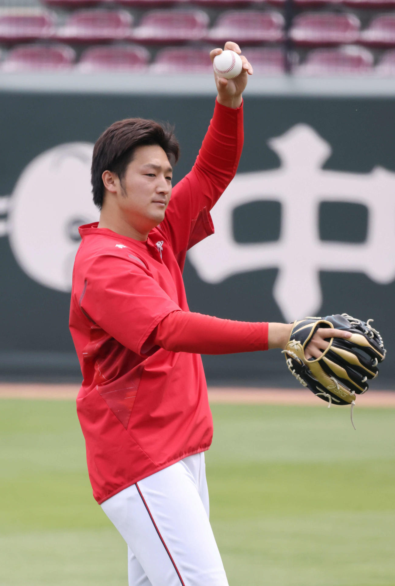 投手指名練習　キャッチボールをする広島床田（撮影・加藤孝規）