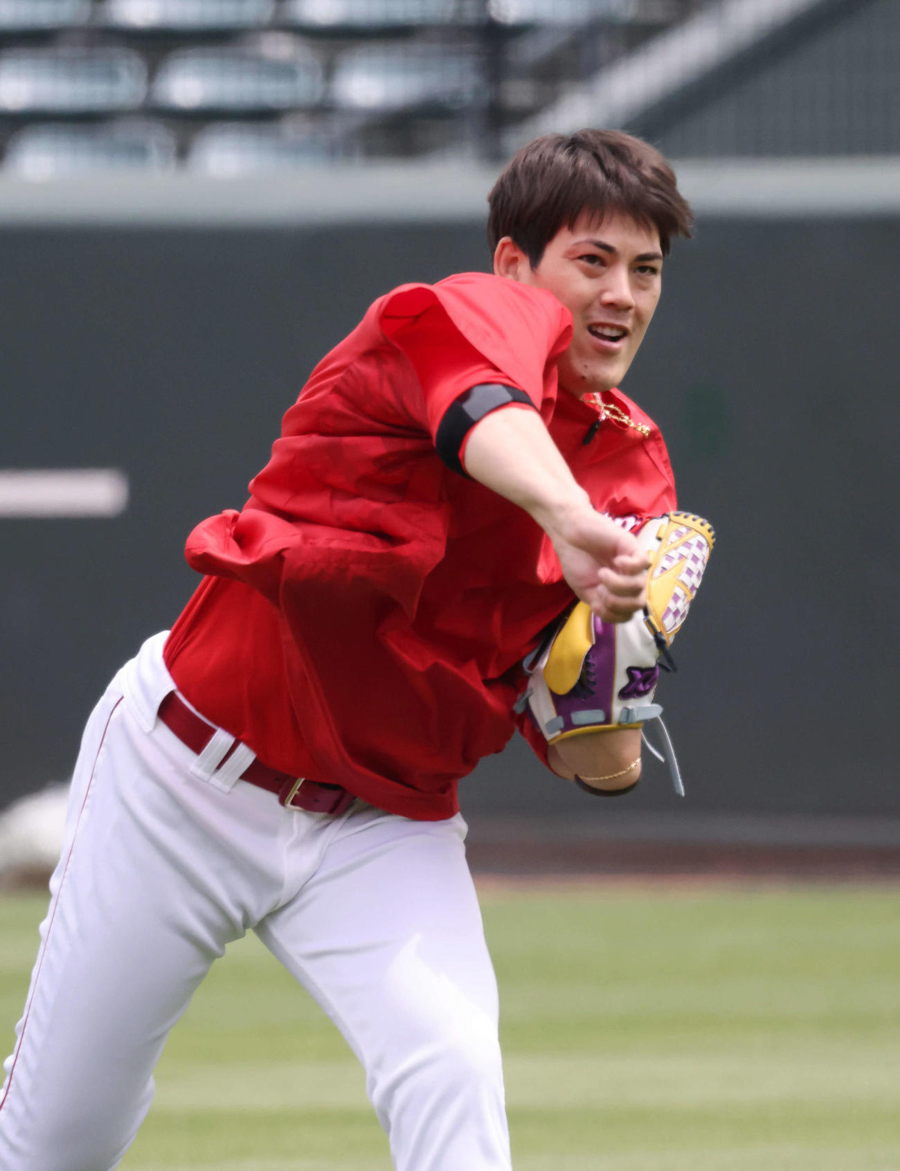 投手指名練習で、コーチを相手に投げ込む広島九里（撮影・加藤孝規）