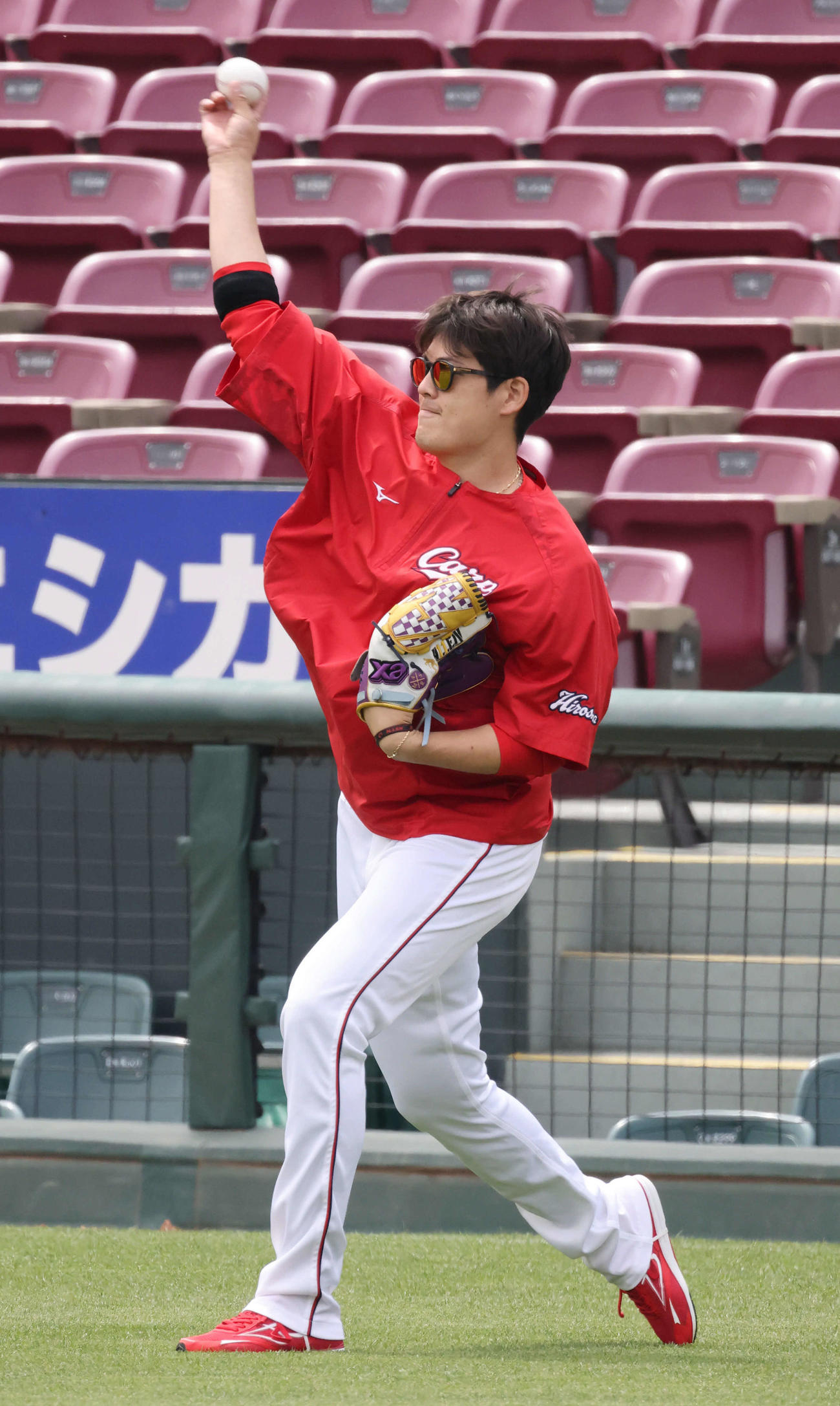 投手指名練習　キャッチボールをする広島九里（撮影・加藤孝規）