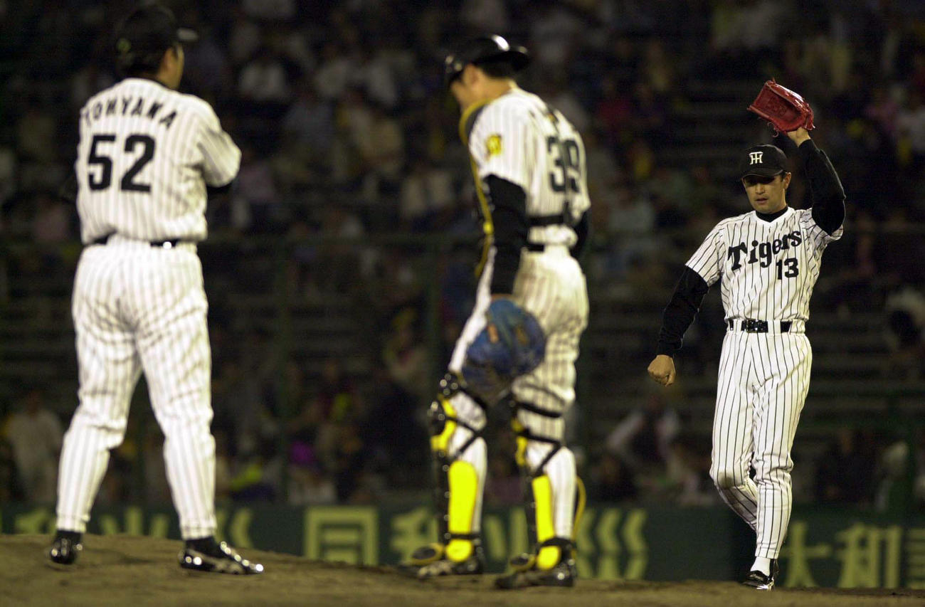 00年5月、阪神－横浜戦で、一塁からマウンドに向かう葛西（右）。左は遠山奨志