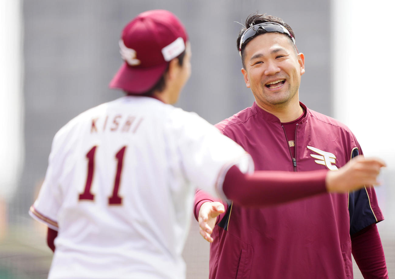 練習中、楽天岸（左）と話す田中将（撮影・江口和貴）