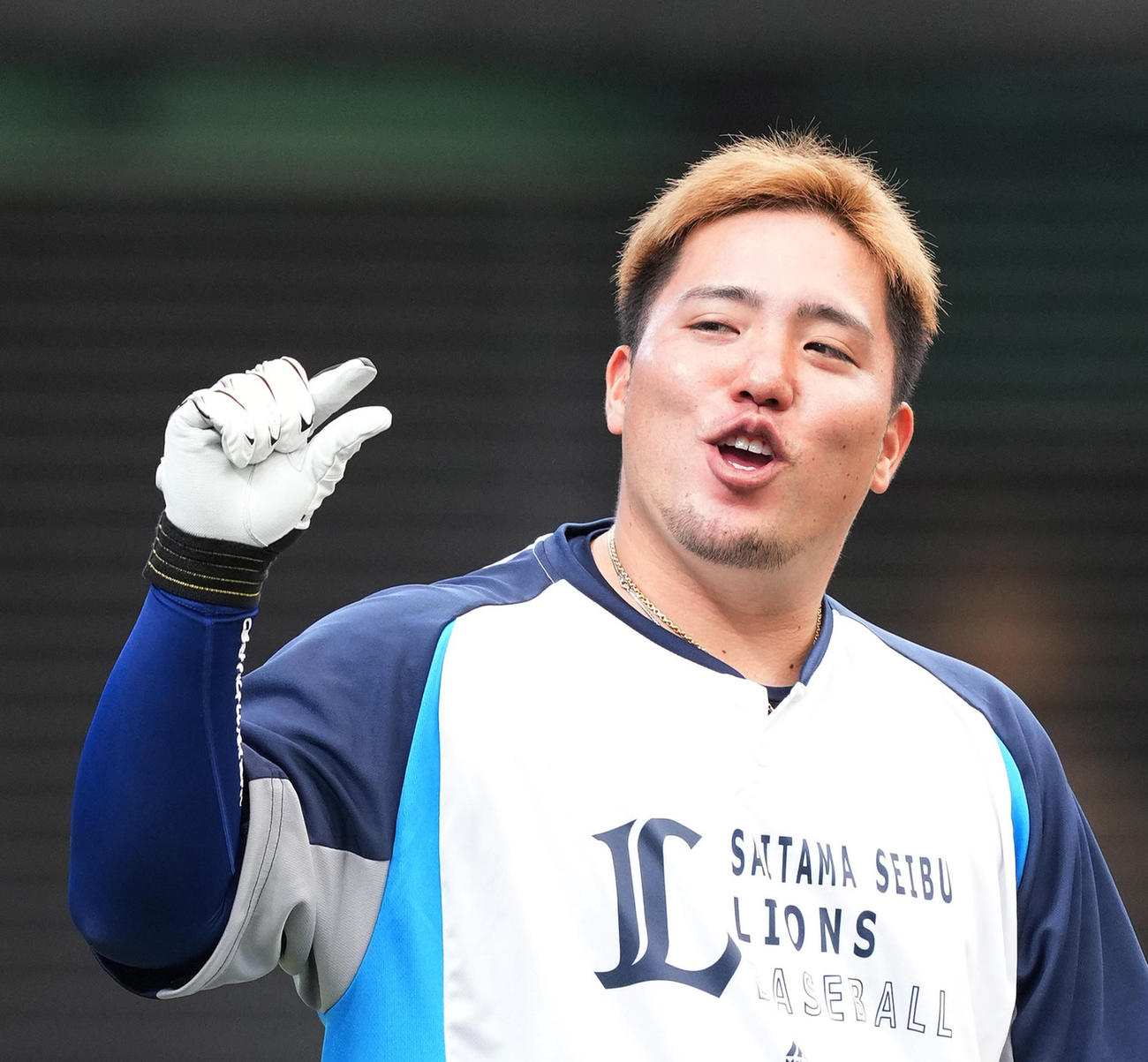西武対ソフトバンク　試合前、笑顔で練習をする西武山川（撮影・菅敏）
