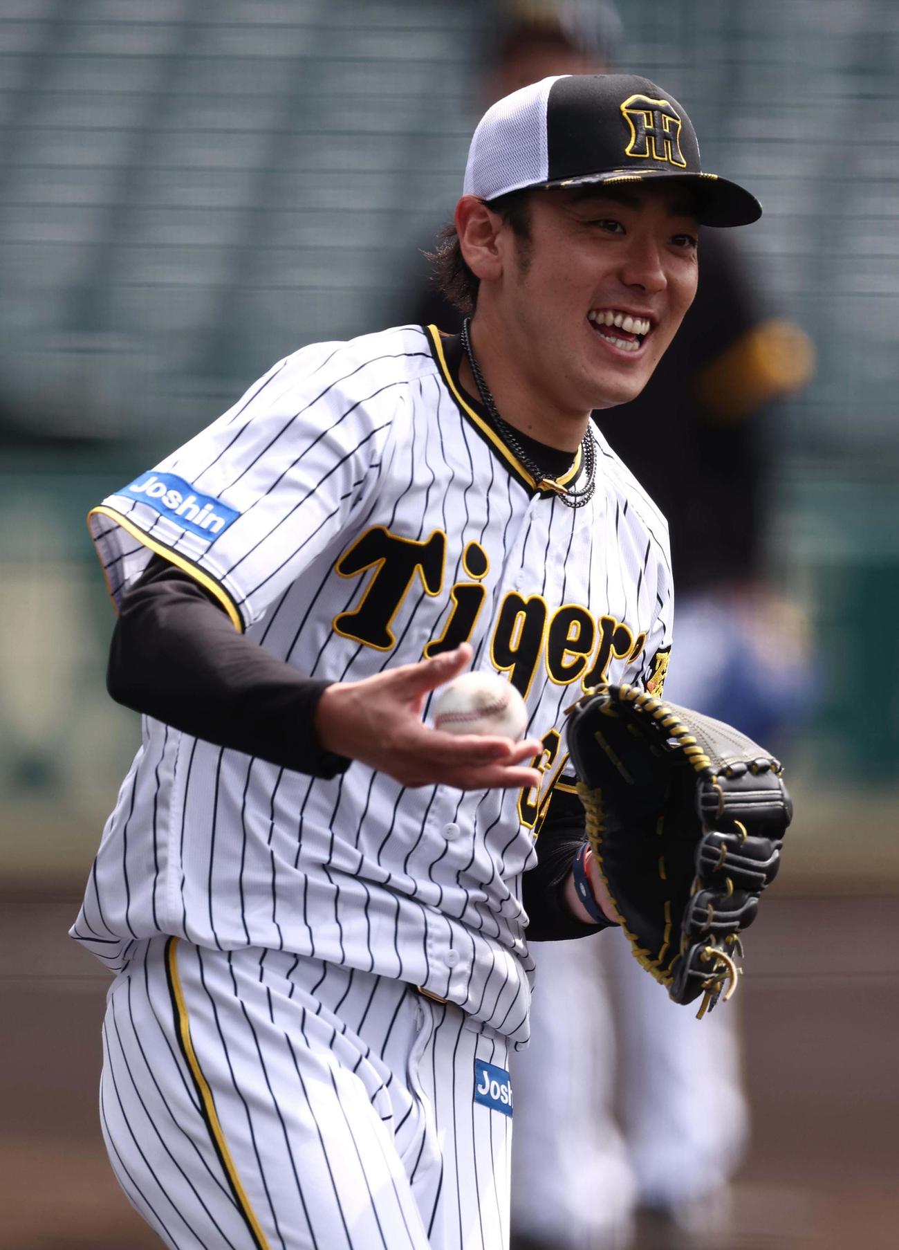 笑顔を見せながら練習に励む小川（撮影・上田博志）